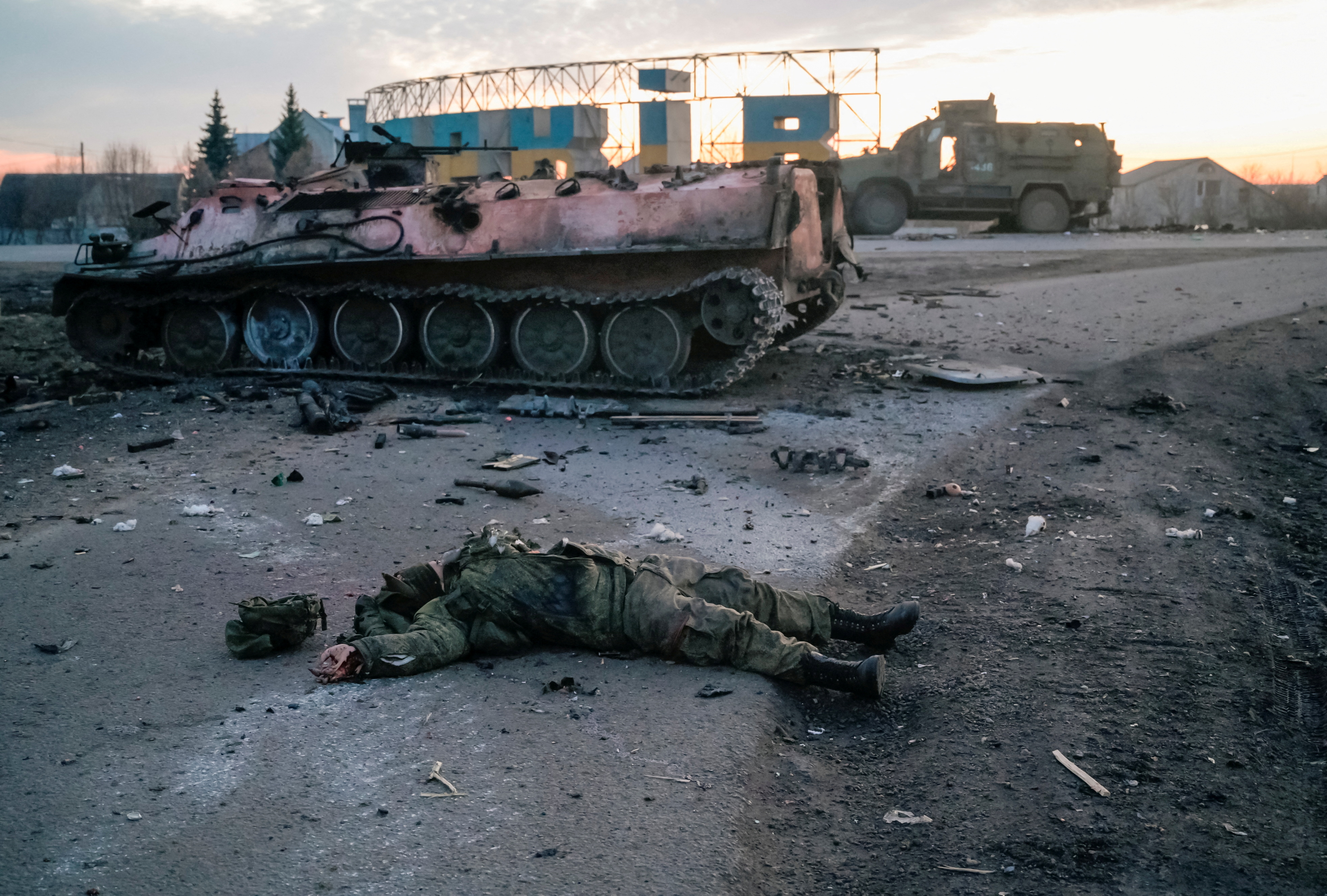 El cuerpo de un soldado, sin insignias, que según el ejército ucraniano es un militar ruso muerto en combates, yace en una carretera a las afueras de Kharkiv.