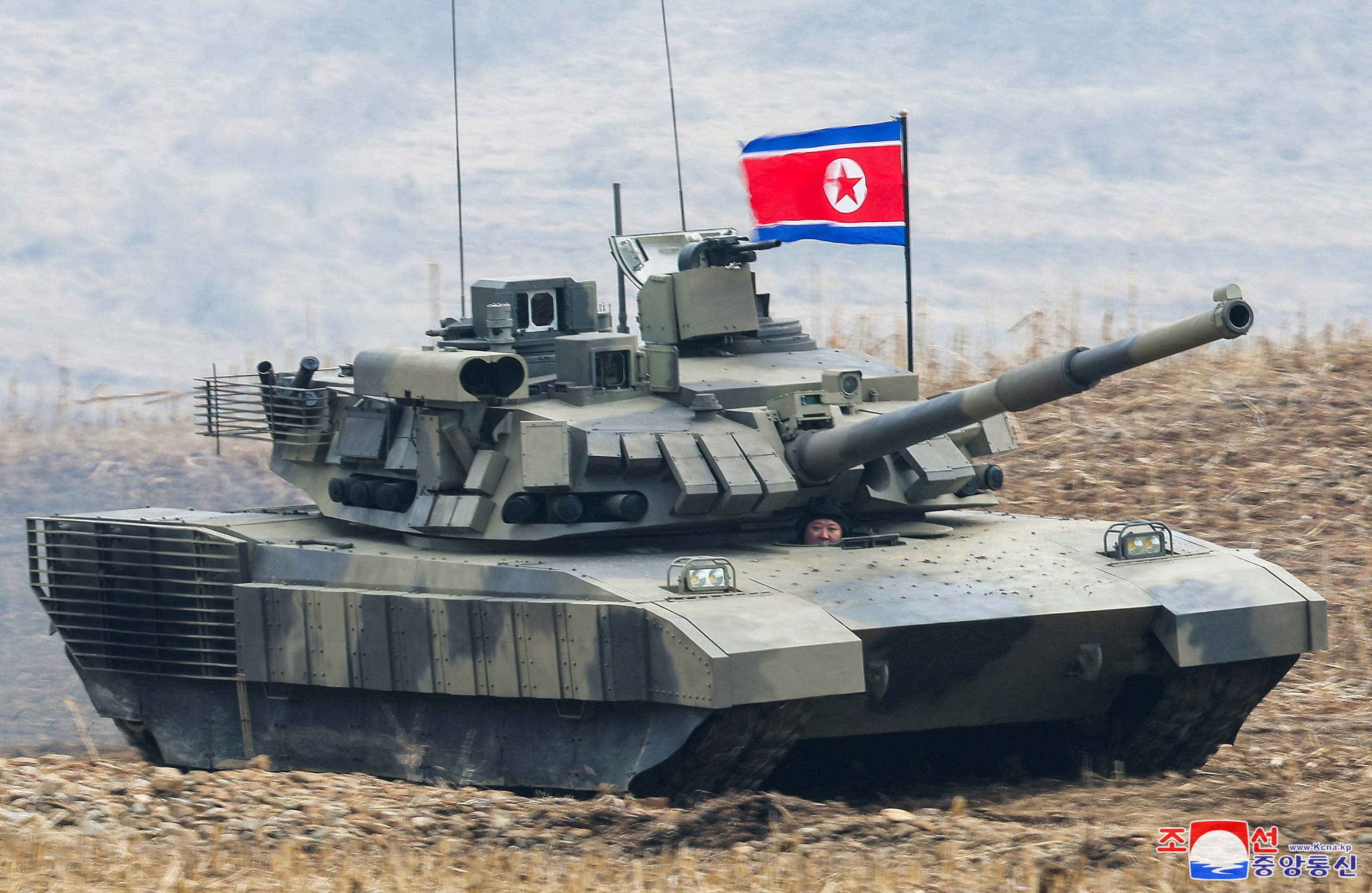 زعيم كوريا الشمالية يكشف عن دبابة جديدة ويقودها بنفسه FV5GVL5UDZO4XB4UIYZDKIFOIM