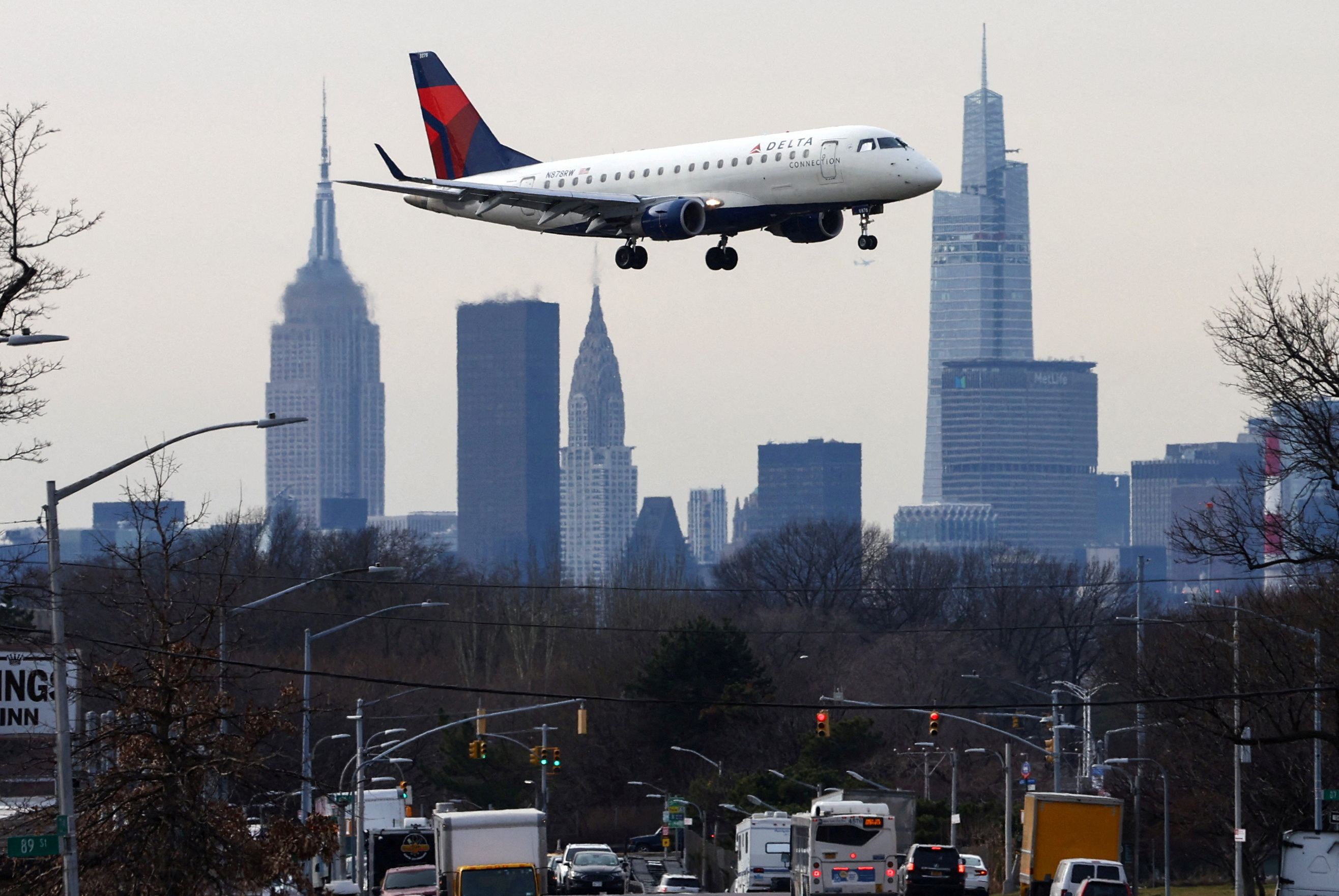 Planes resume flights following an FAA system outage at Laguardia Airport in New York