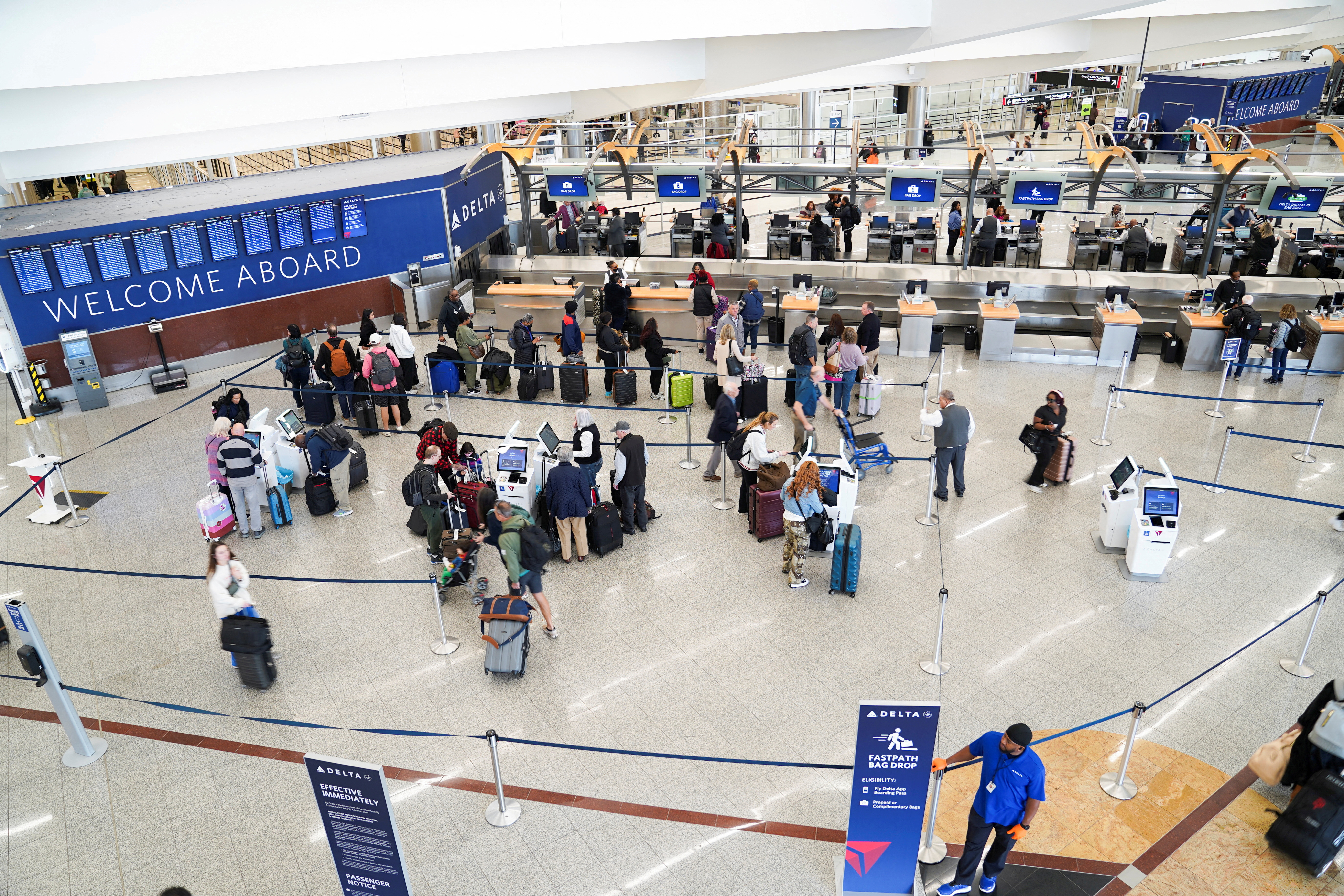 米航空便の遅延続く、政府閉鎖で航空管制官が不足 | ロイター