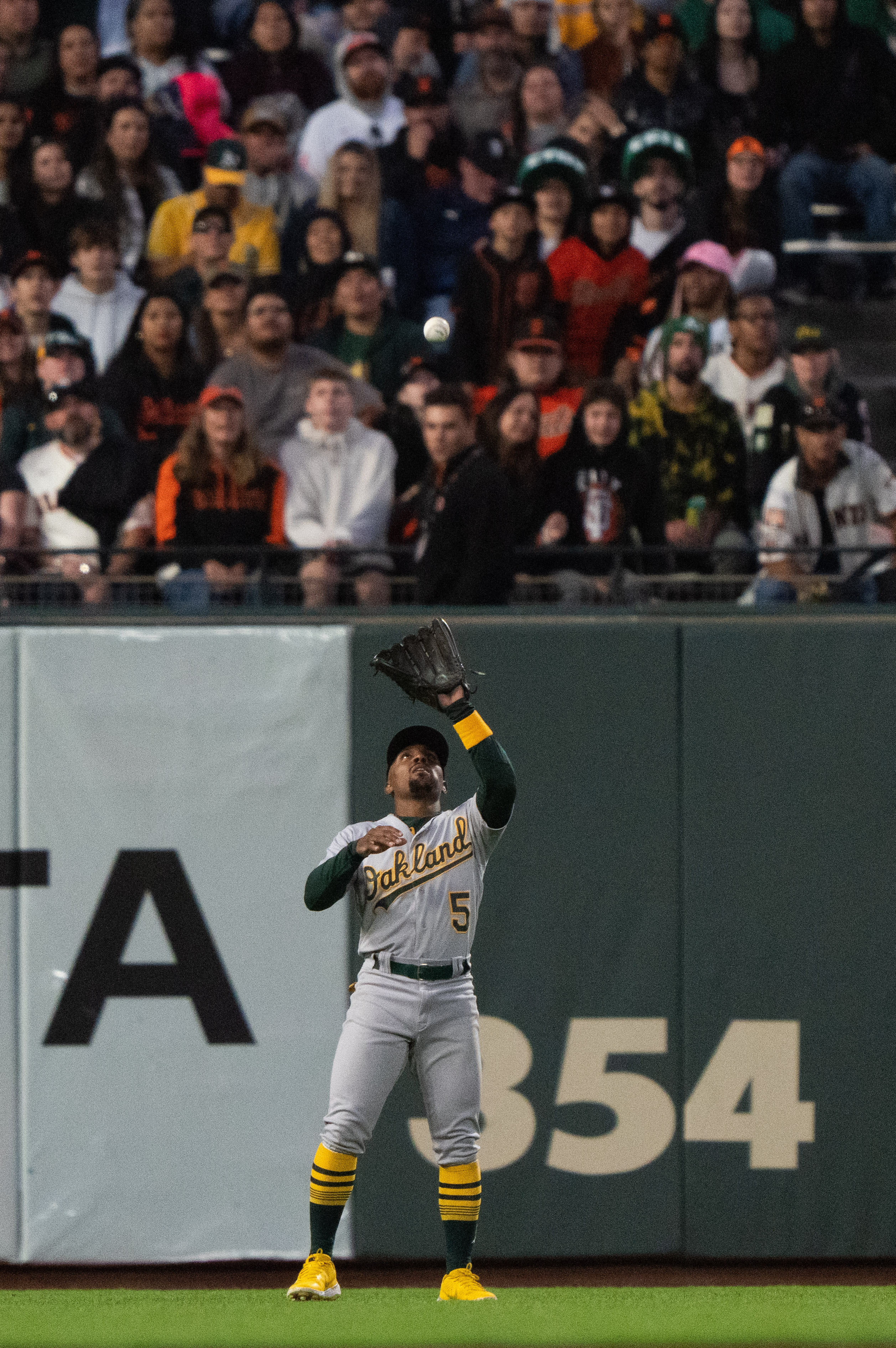 Giants return home, end losing streak by scraping out win over A's