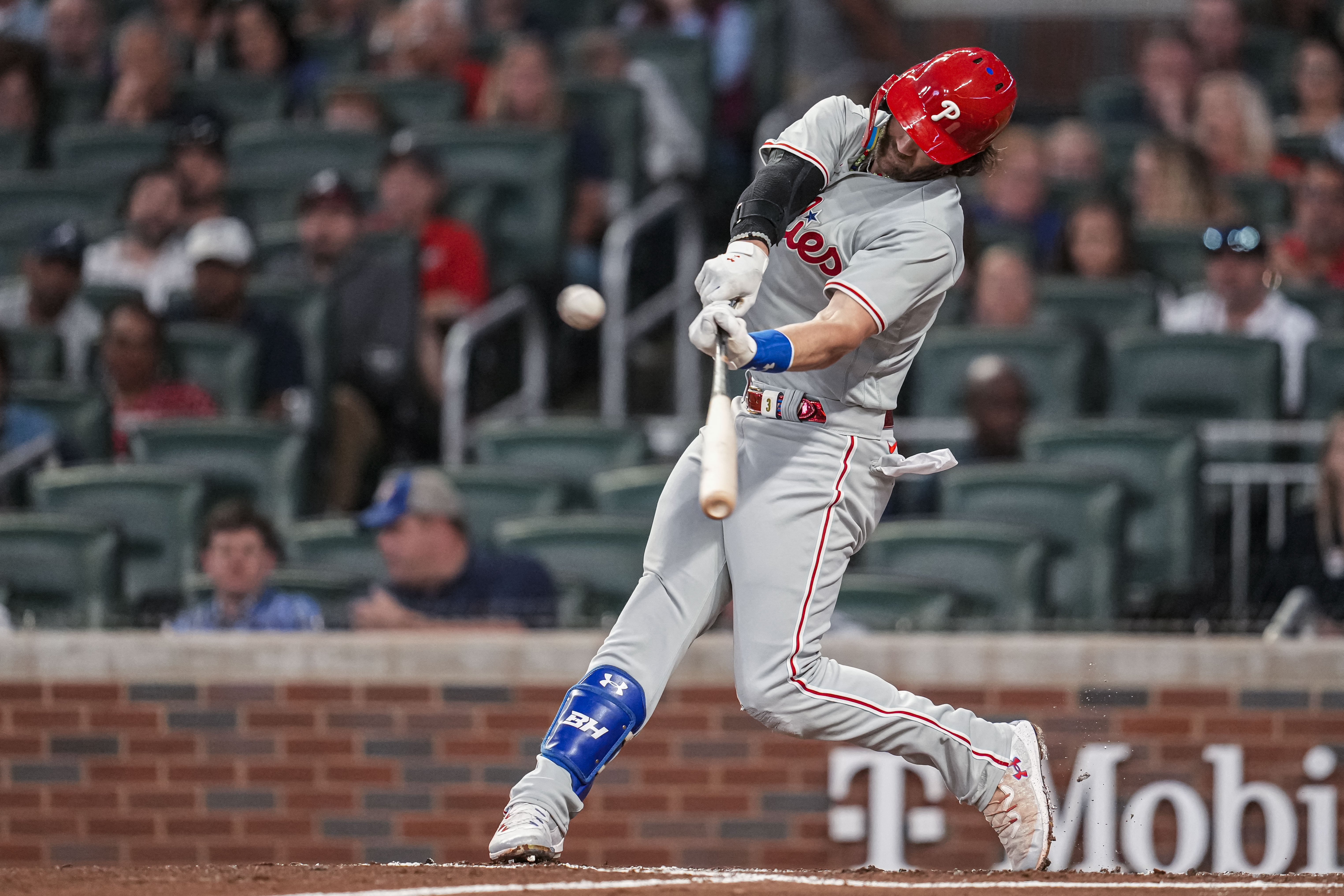 Braves smack 5 HRs in 15-3 rout of Phillies