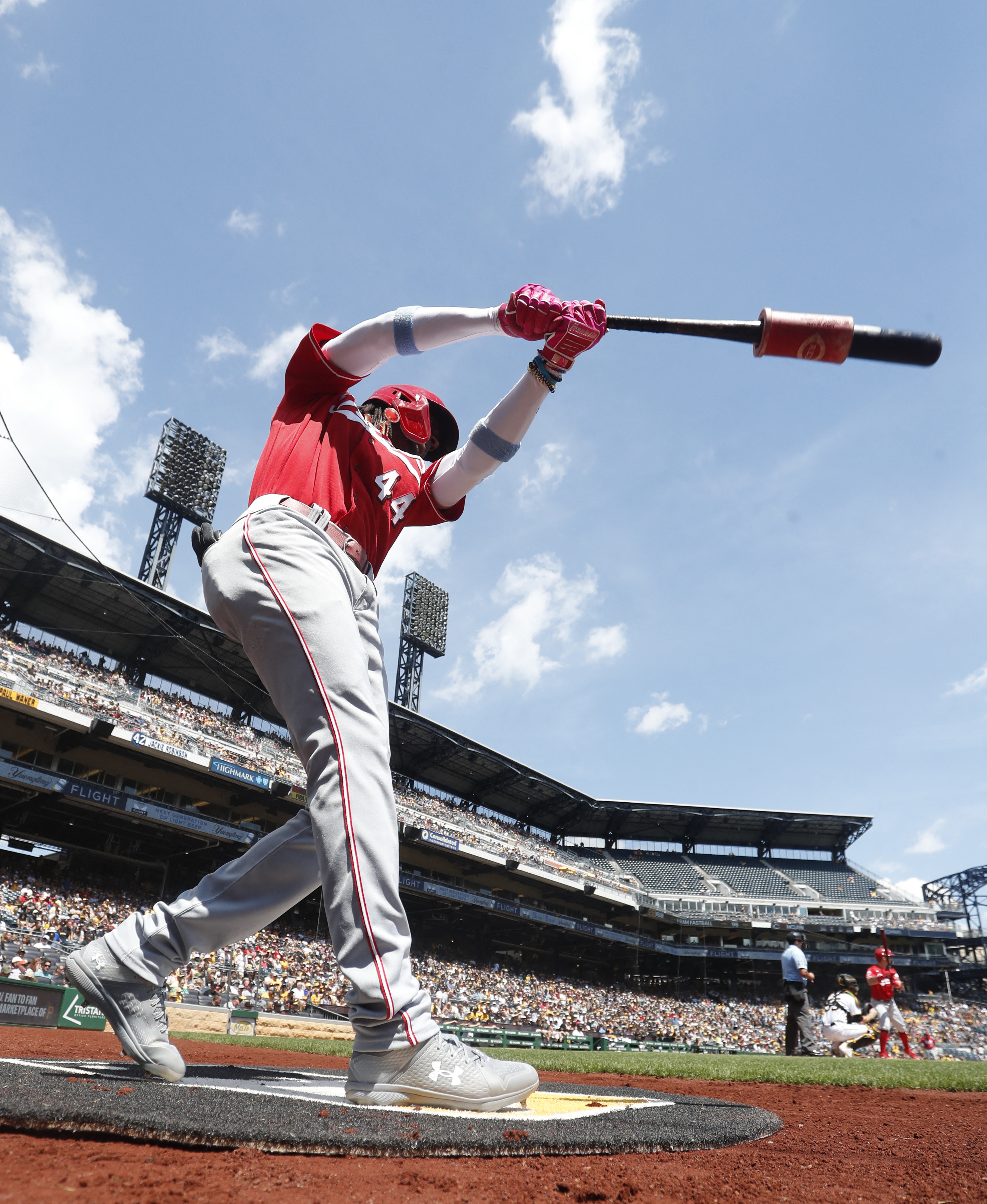 Reds rally late, earn split of twin bill with Pirates