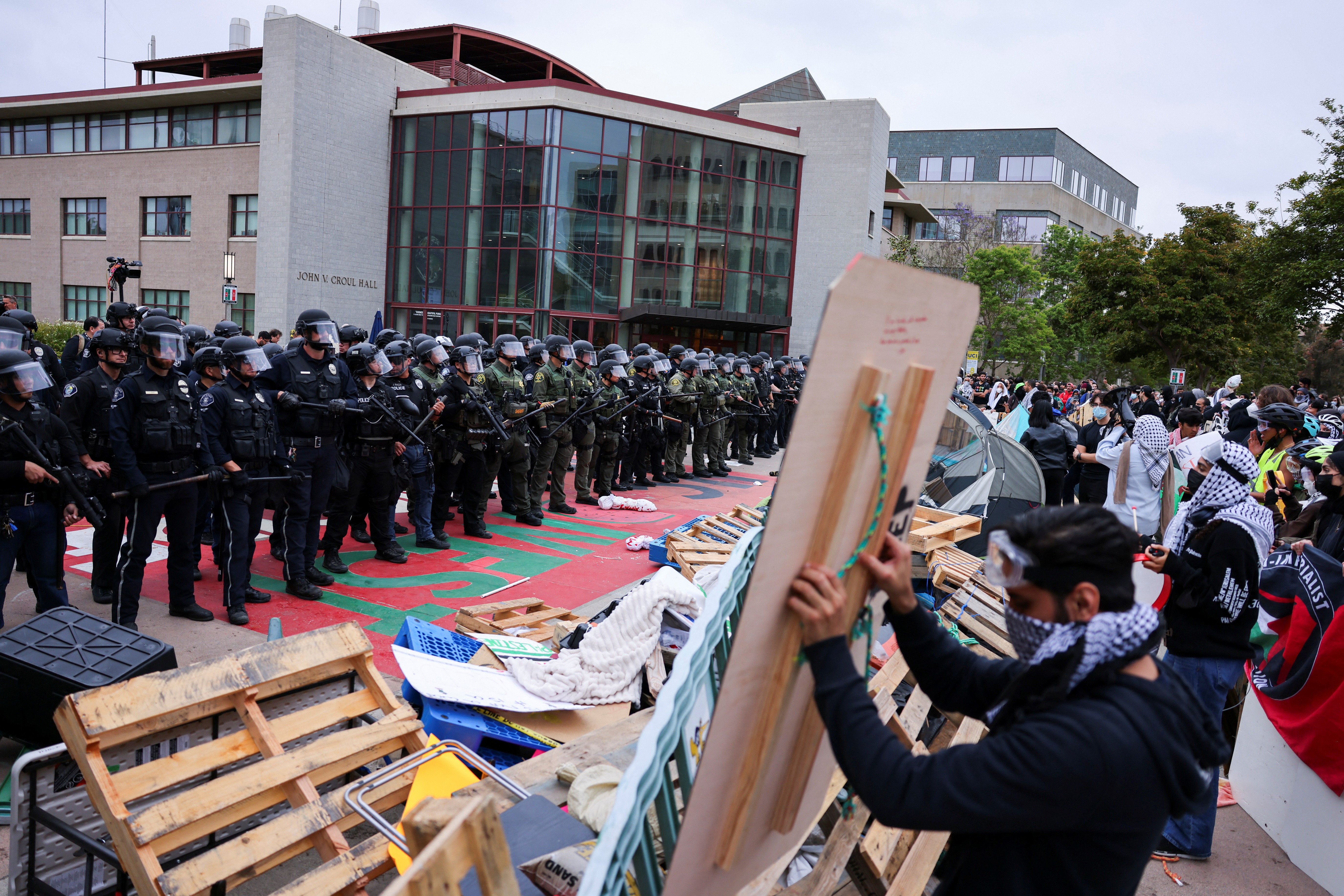 カリフォルニア大学アーバイン校でデモ隊が講堂占拠、警察が出動