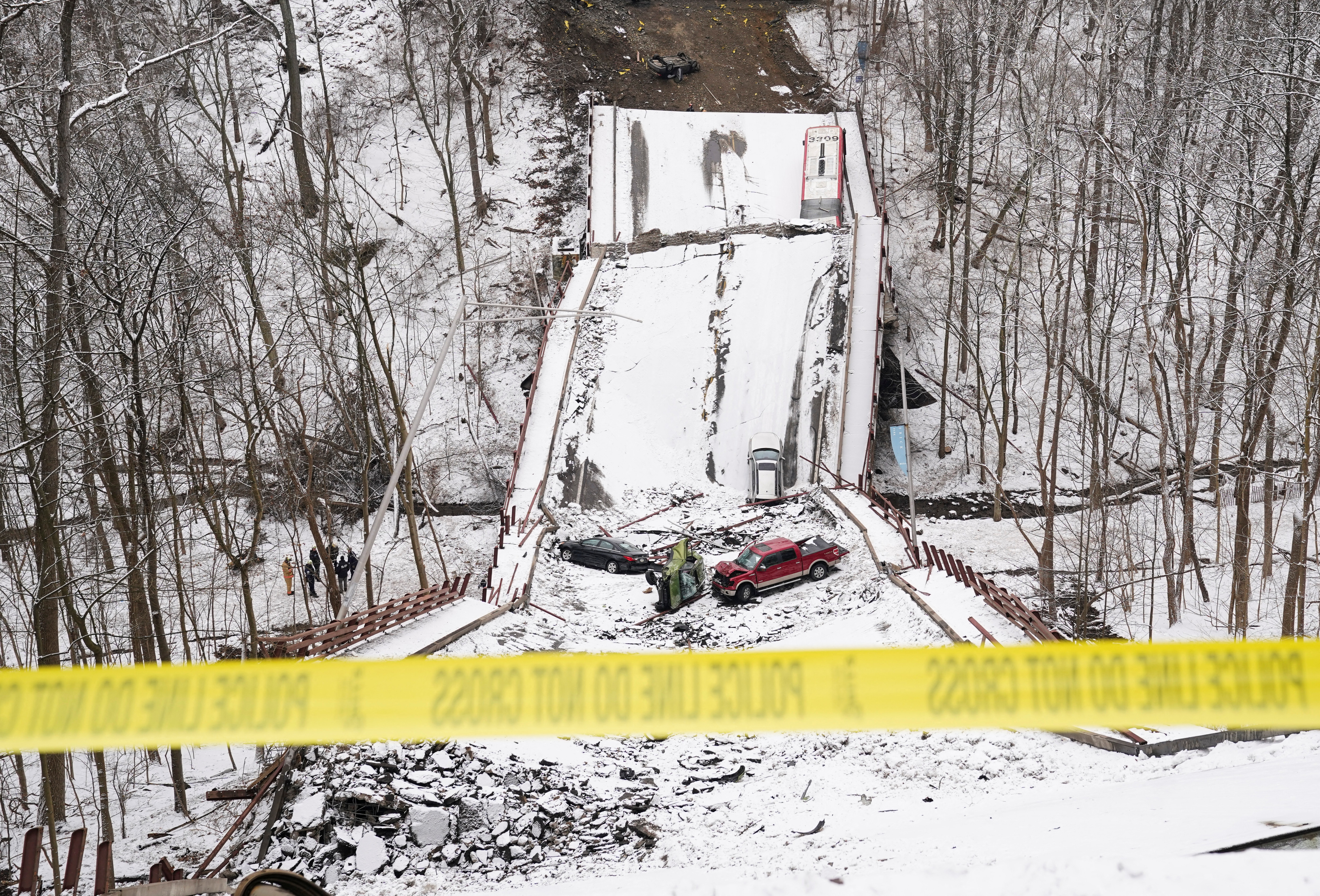 28 Ocak 2022, Pittsburgh, Pennsylvania, ABD'de çöken bir köprünün kalıntıları üzerinde araçlar görülüyor. REUTERS/Kevin Lamarque