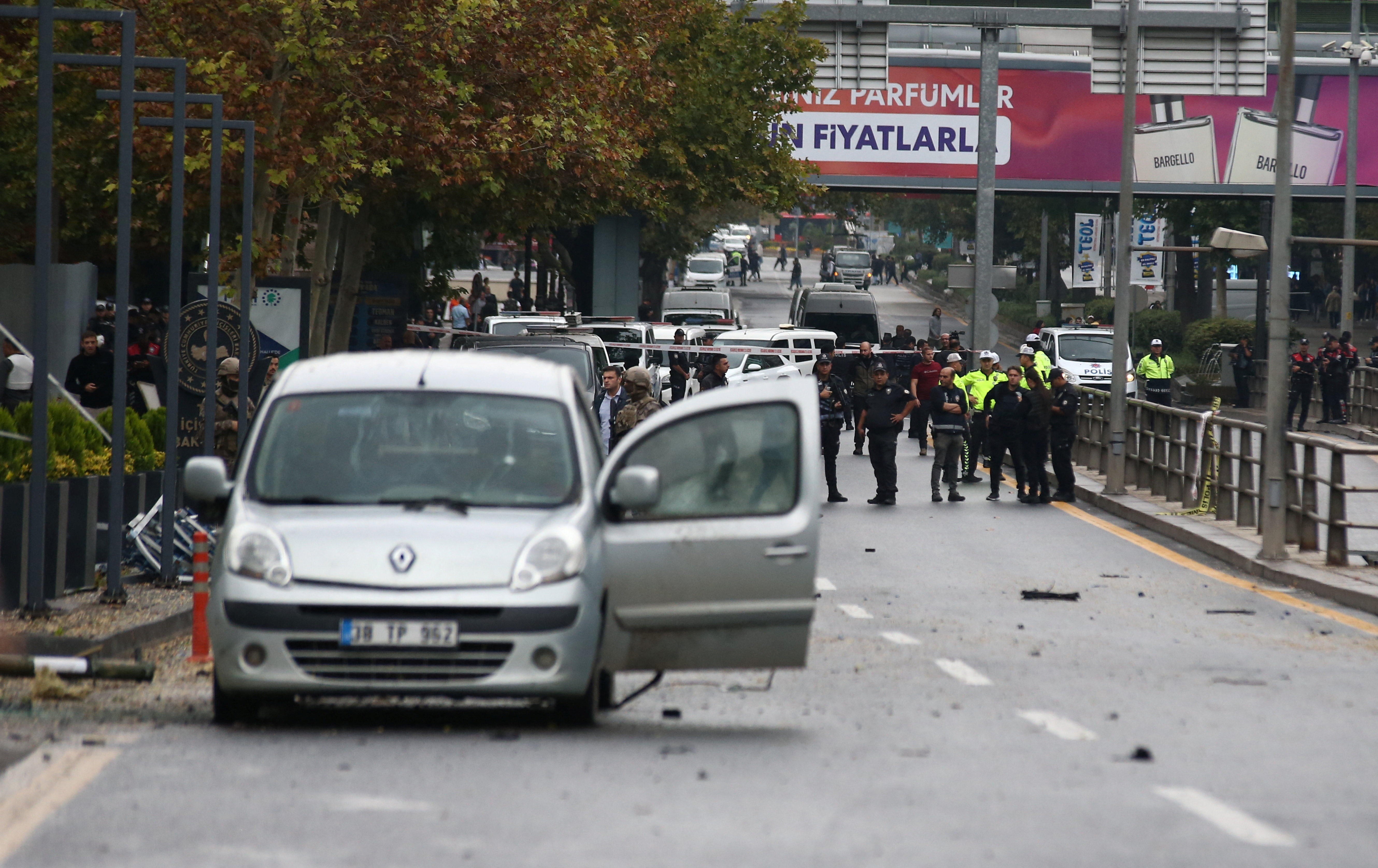 Attackers set off bomb at Turkish government building, both die | Reuters