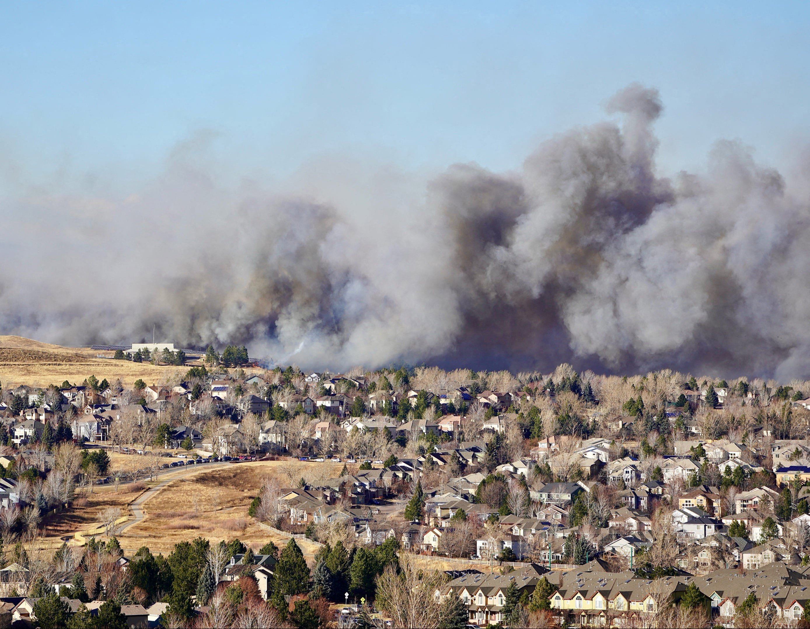 Smoke covers the skyline as a wind-driven wildfire forced evacuation of Superior suburb of Boulder, Colorado, U.S. December 30, 2021.  Trevor Hughes/USA TODAY NETWORK via REUTERS 