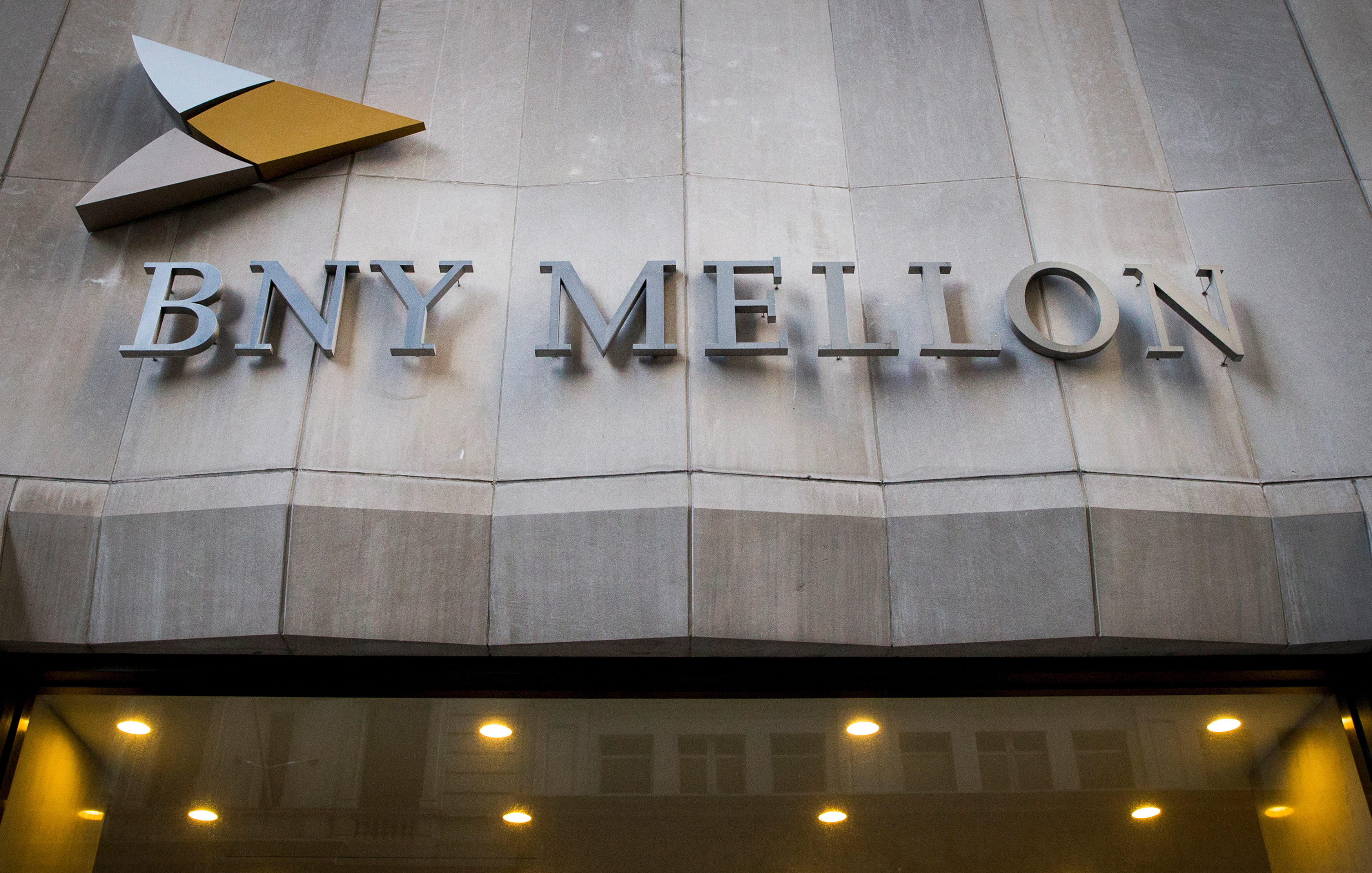 El edificio del Bank of New York Mellon Corp. en 1 Wall St. se ve en el distrito financiero de Nueva York