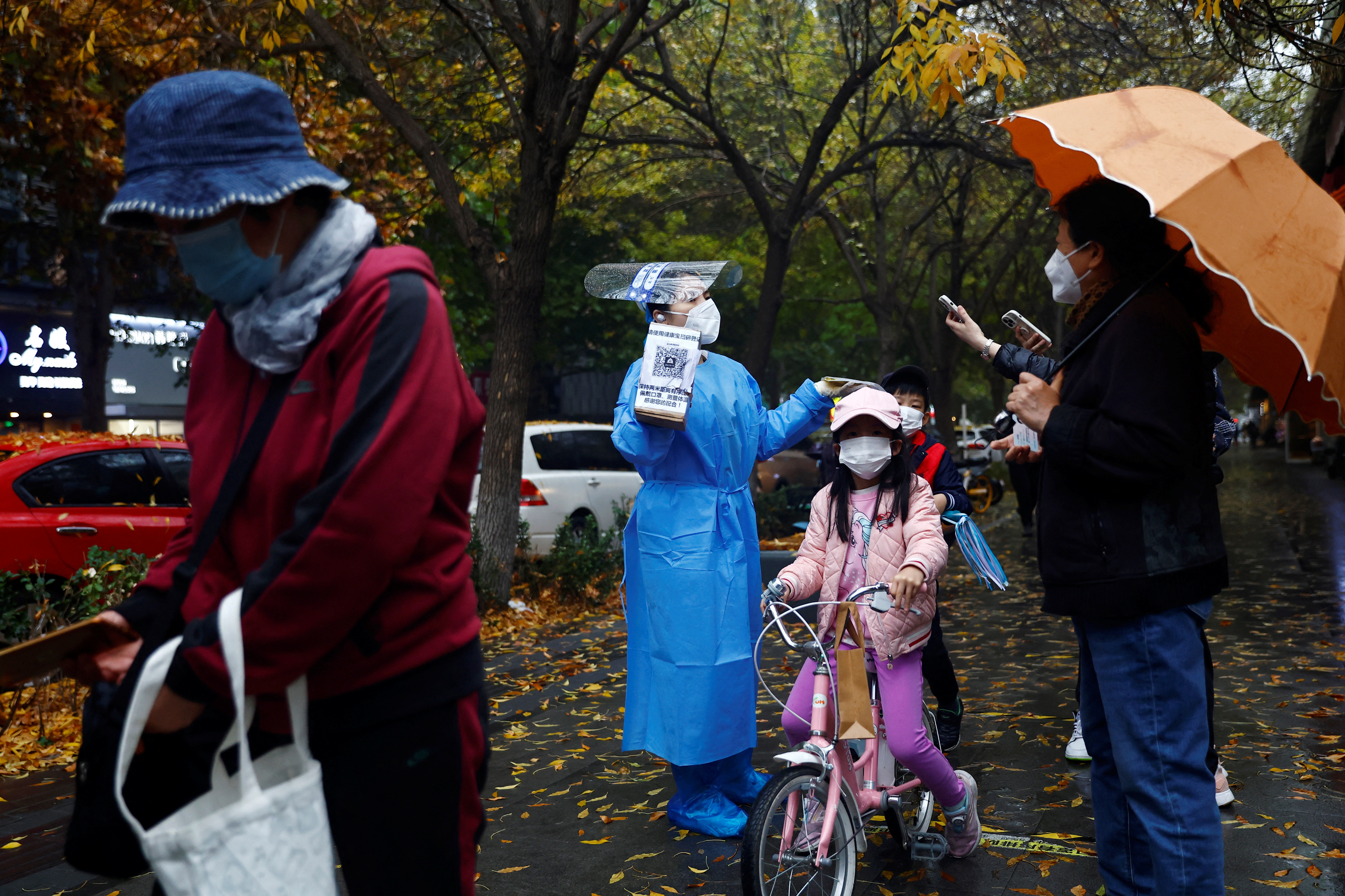 Η Κίνα ετοιμάζεται να χαλαρώσει τους περιορισμούς του κορωνοϊού μετά από μια εβδομάδα διαδηλώσεων