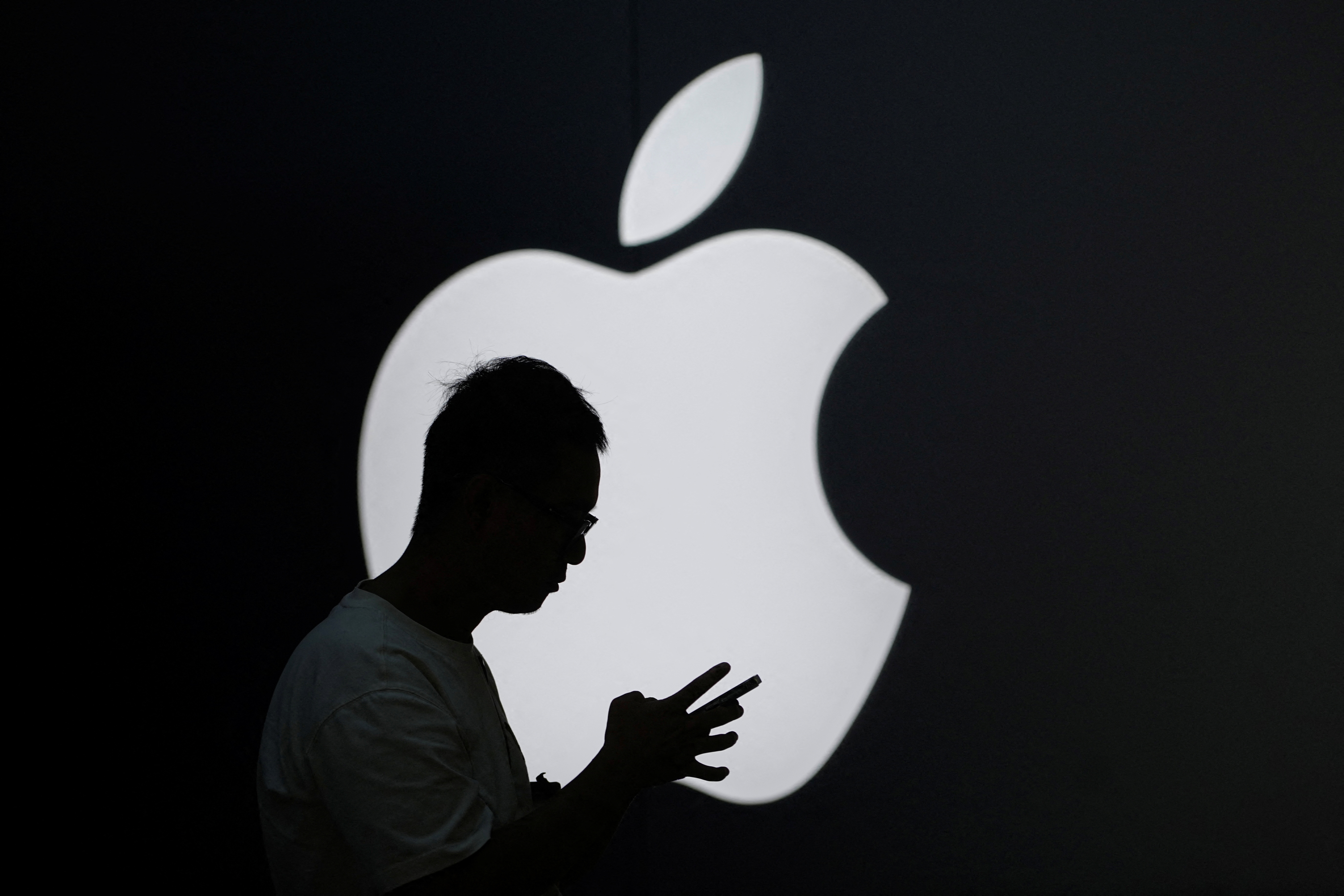 به گزارش وال استریت ژورنال، اپل و چین برای بحث در مورد سرکوب اپلیکیشن های غربی توسط پکن ملاقات کردند