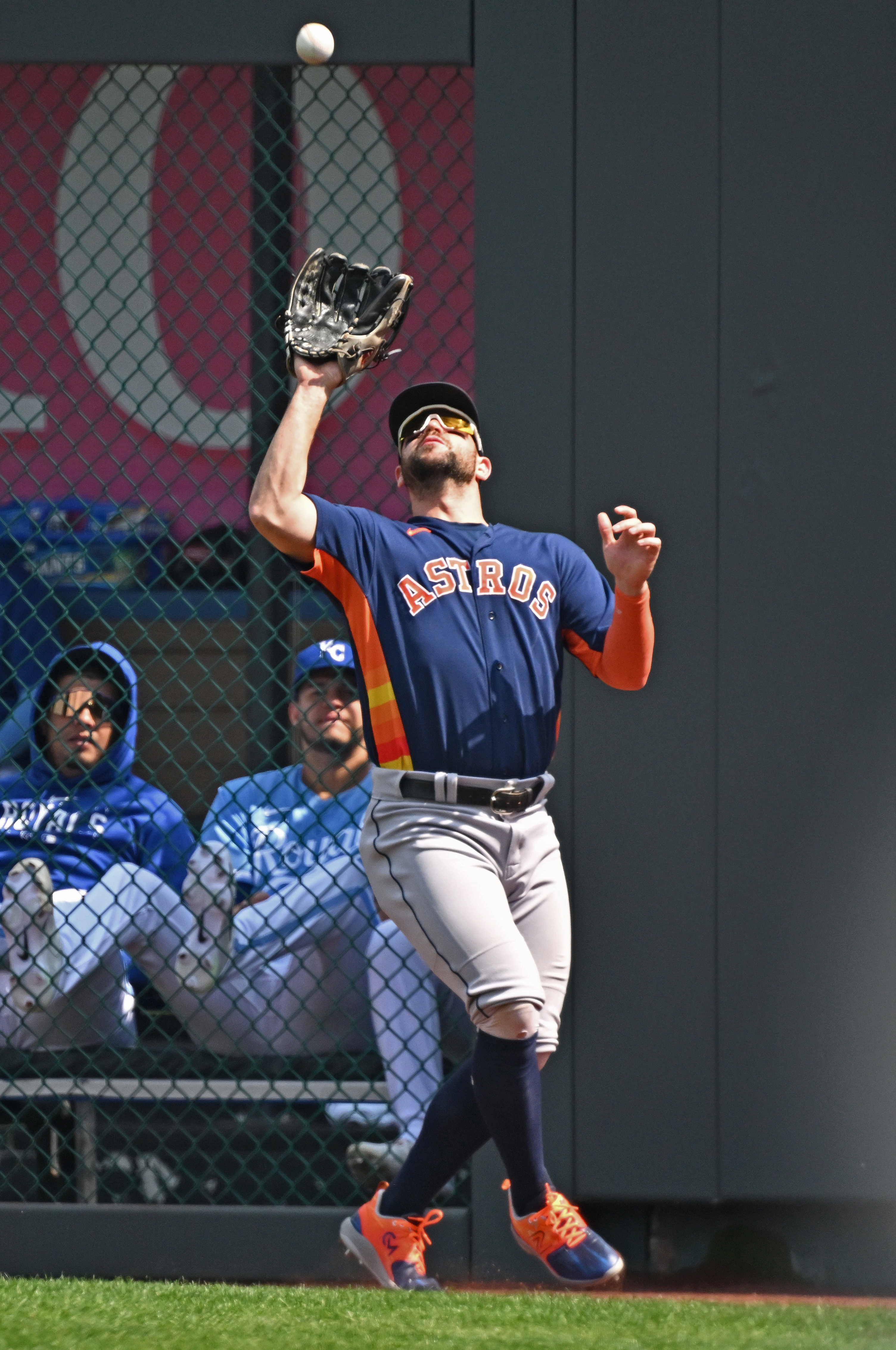 Astros bounce back to end Royals' four-game win streak