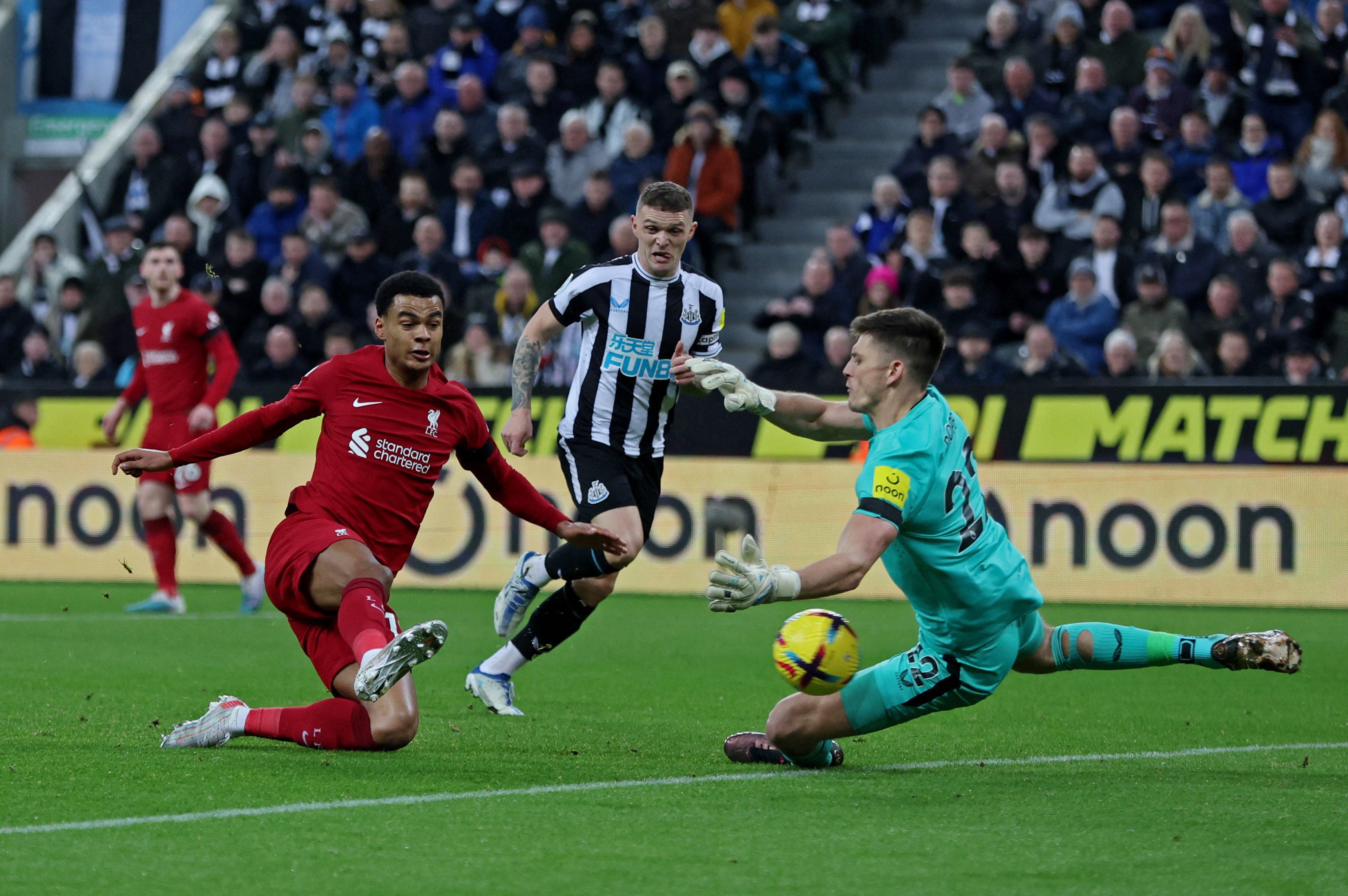 Liverpool leva empate do Newcastle no último lance e se complica no Inglês