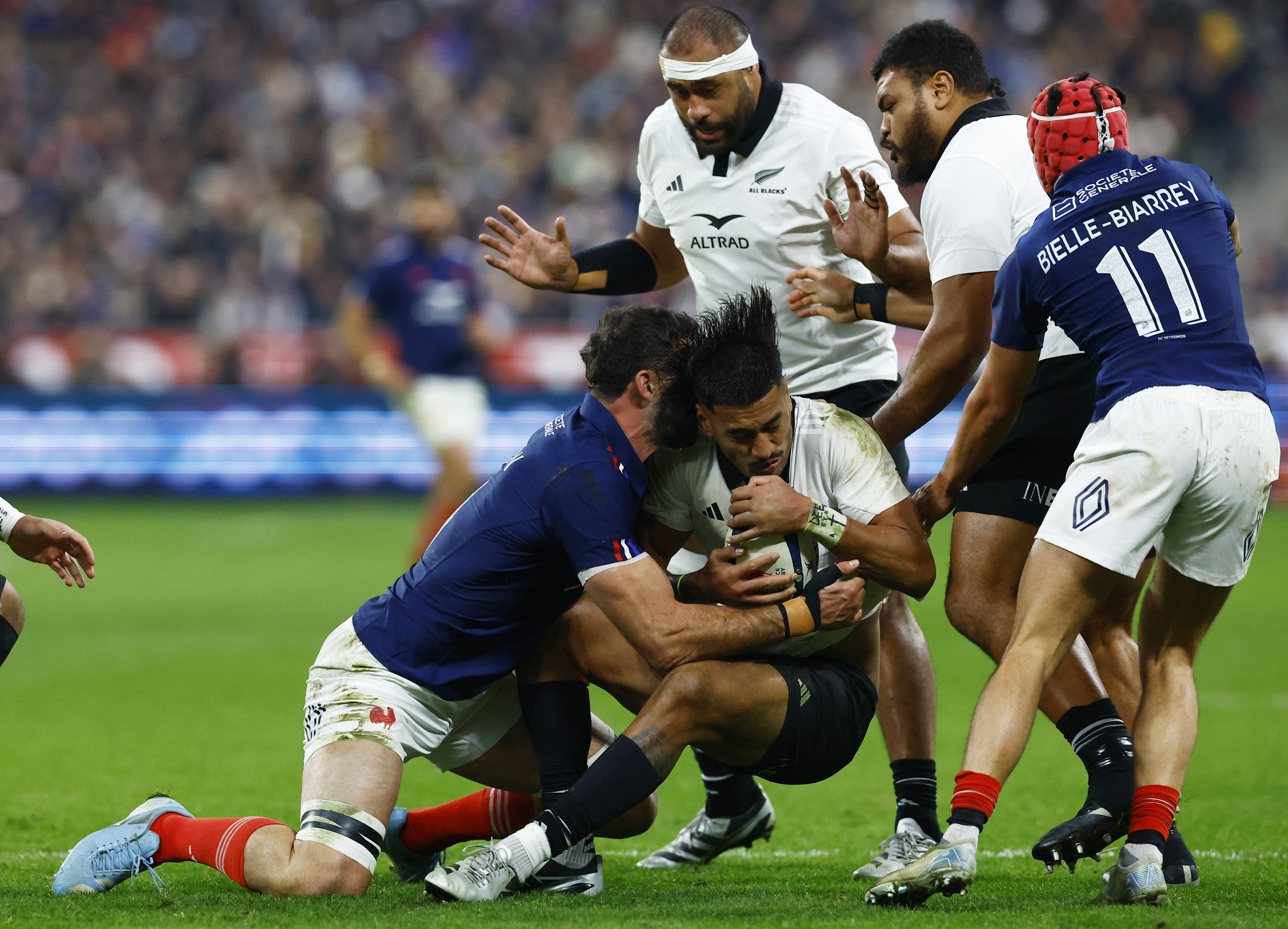 France beat New Zealand in thriller to end All Blacks winning streak |  Reuters