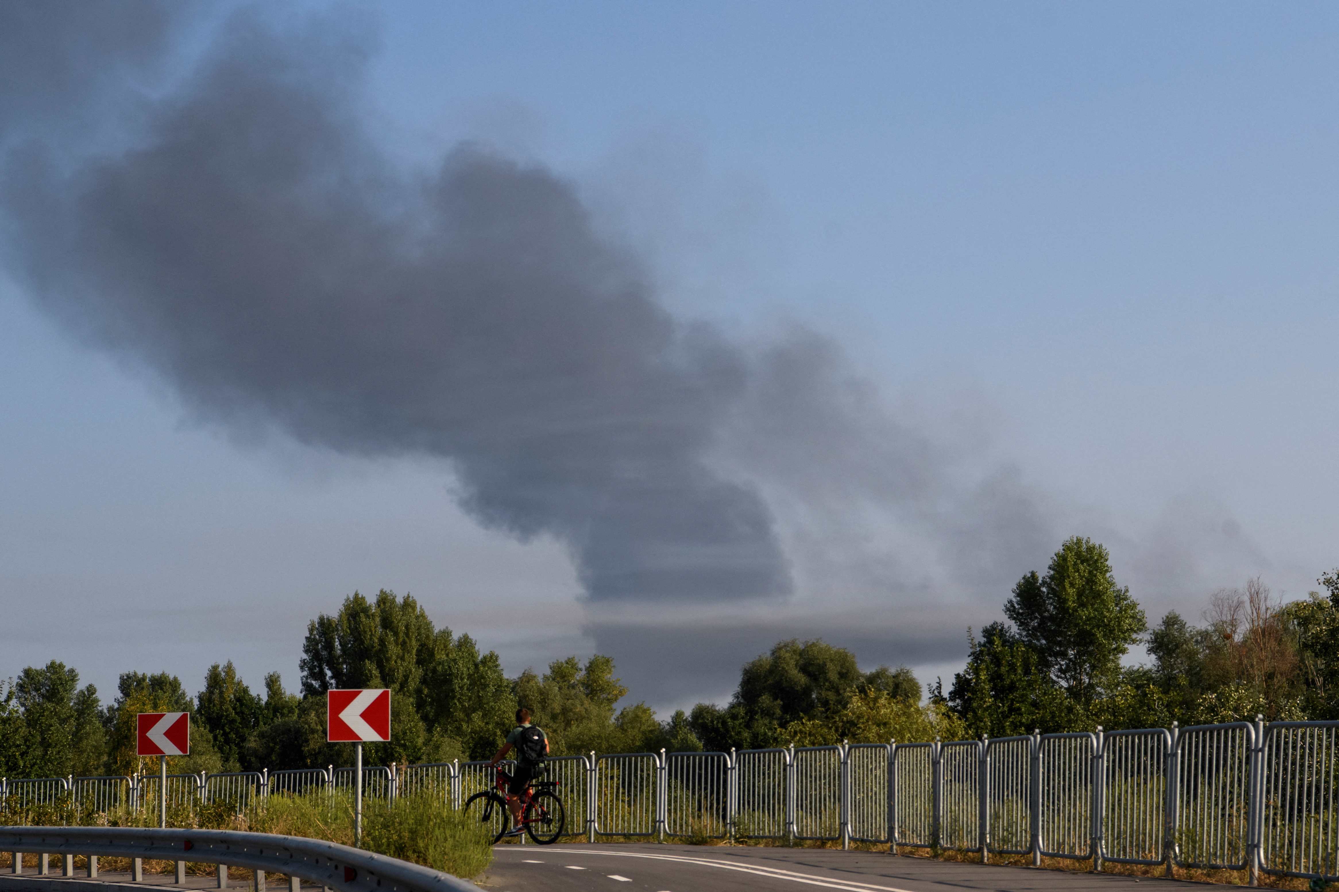 Fumaça sobe durante ataque de mísseis e drones russos nos arredores de Kiev