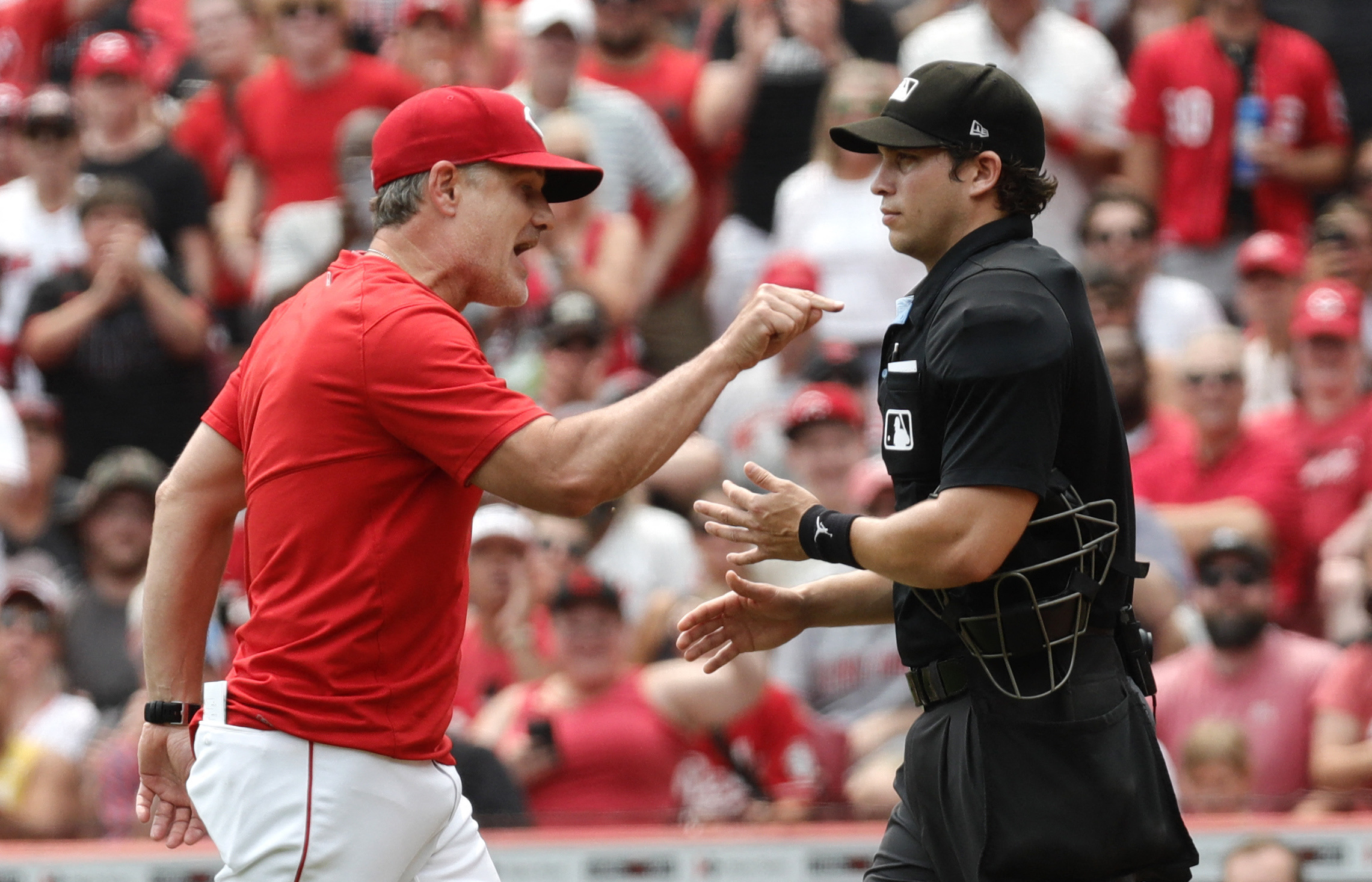 Brewers finish sweep of Reds for control of NL Central