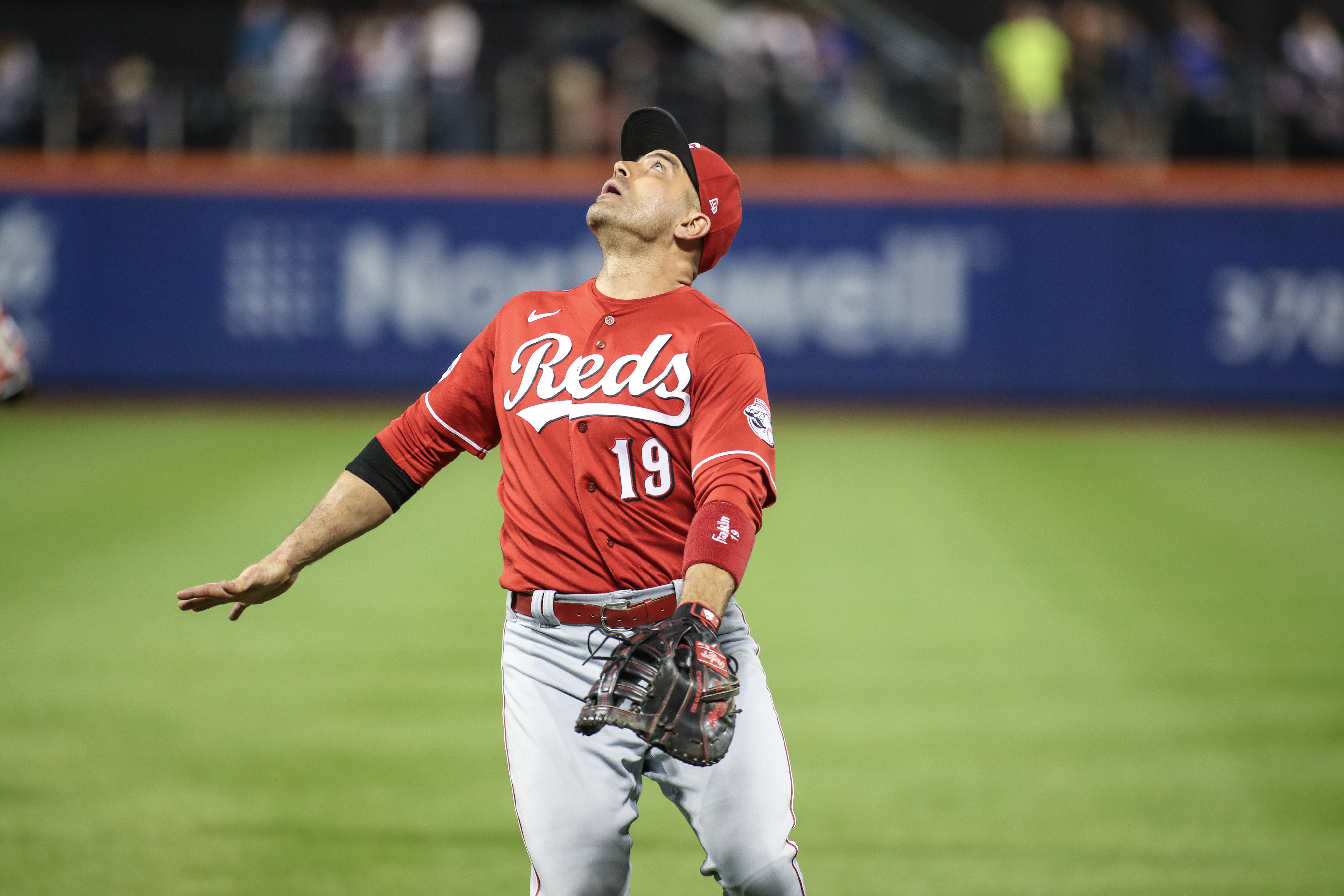 Reds top Mets, maintain grip on wild-card spot