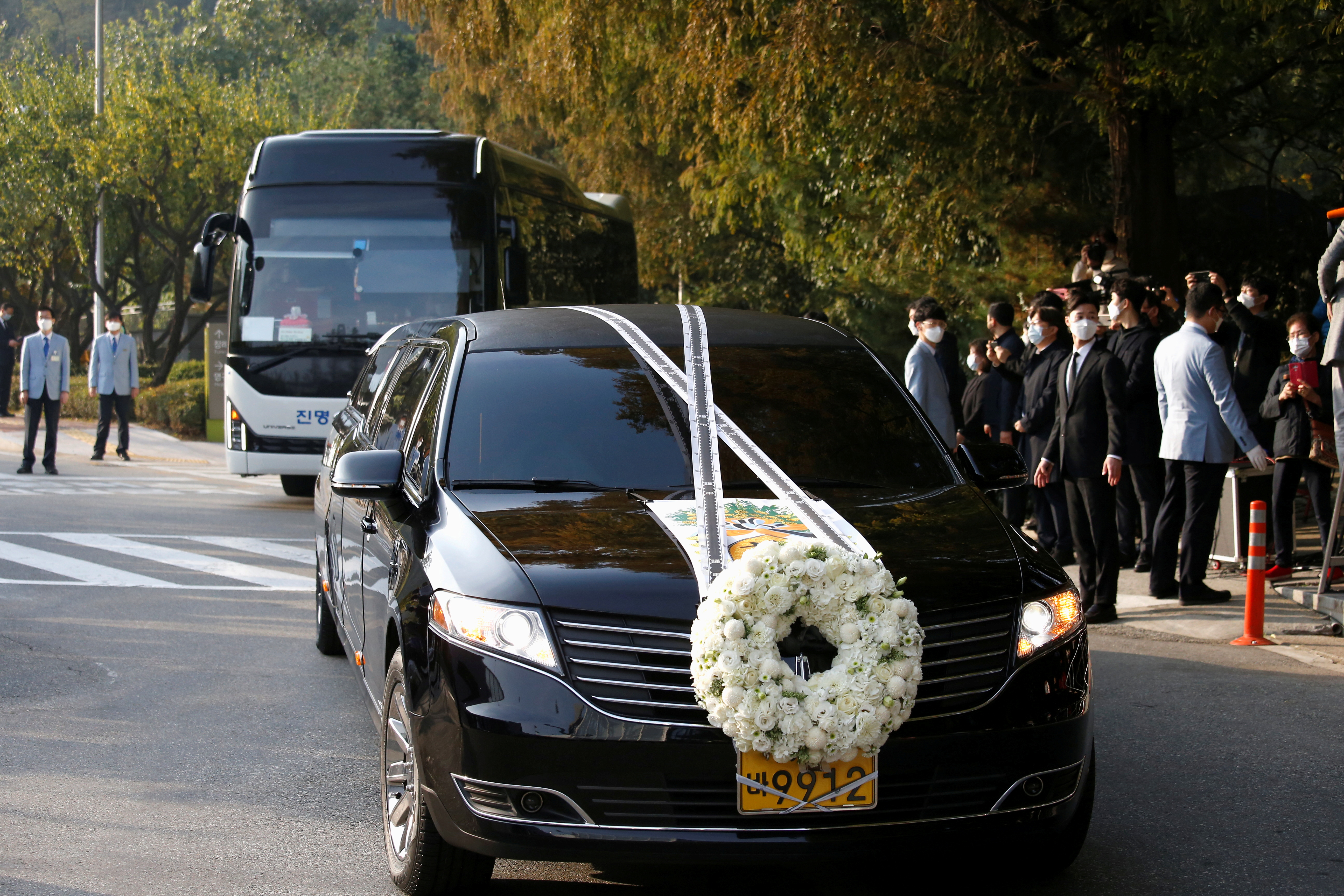 A hearse carrying the body of Lee Kun-hee, leader of Samsung Group, travels at a hospital in Seoul, South Korea, October 28, 2020. REUTERS/Heo Ran/File Photo