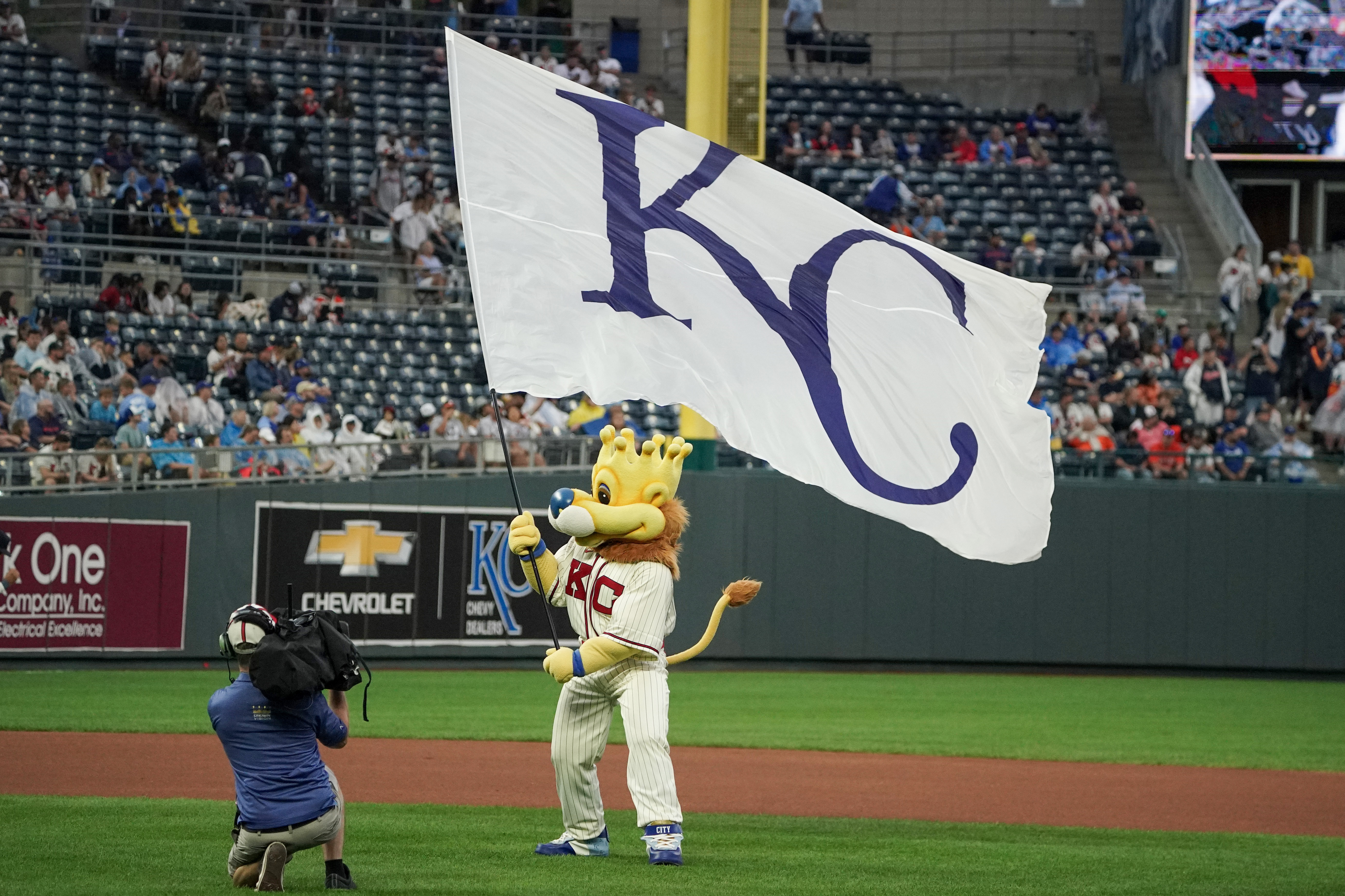 Kansas City Royals on X: WE'RE #CROWNED!!! Your Kansas City Royals are WORLD  CHAMPIONS!!!!  / X