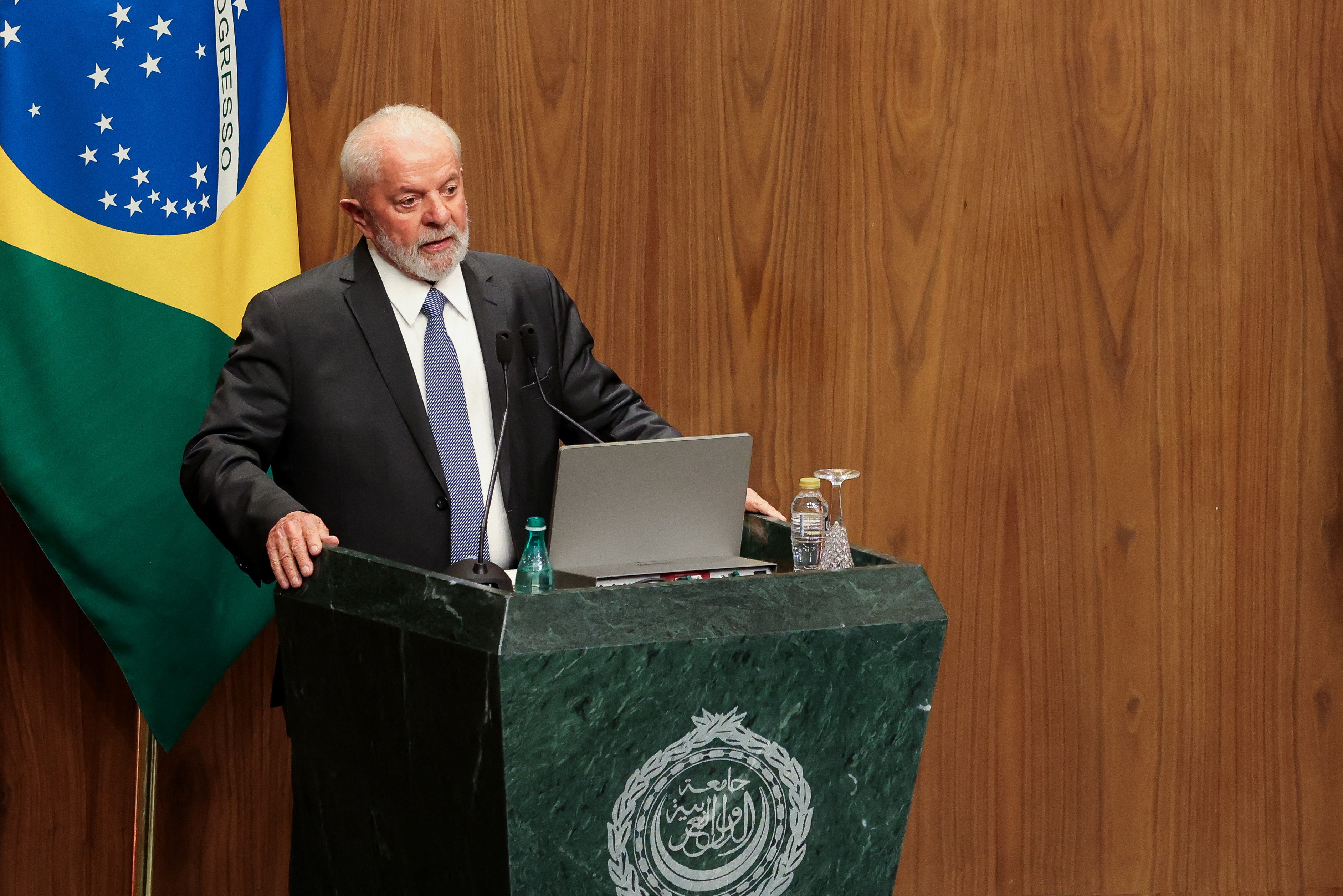 O presidente do Brasil, Luiz Inácio Lula da Silva, discursa durante visita à sede da Liga Árabe, no Cairo