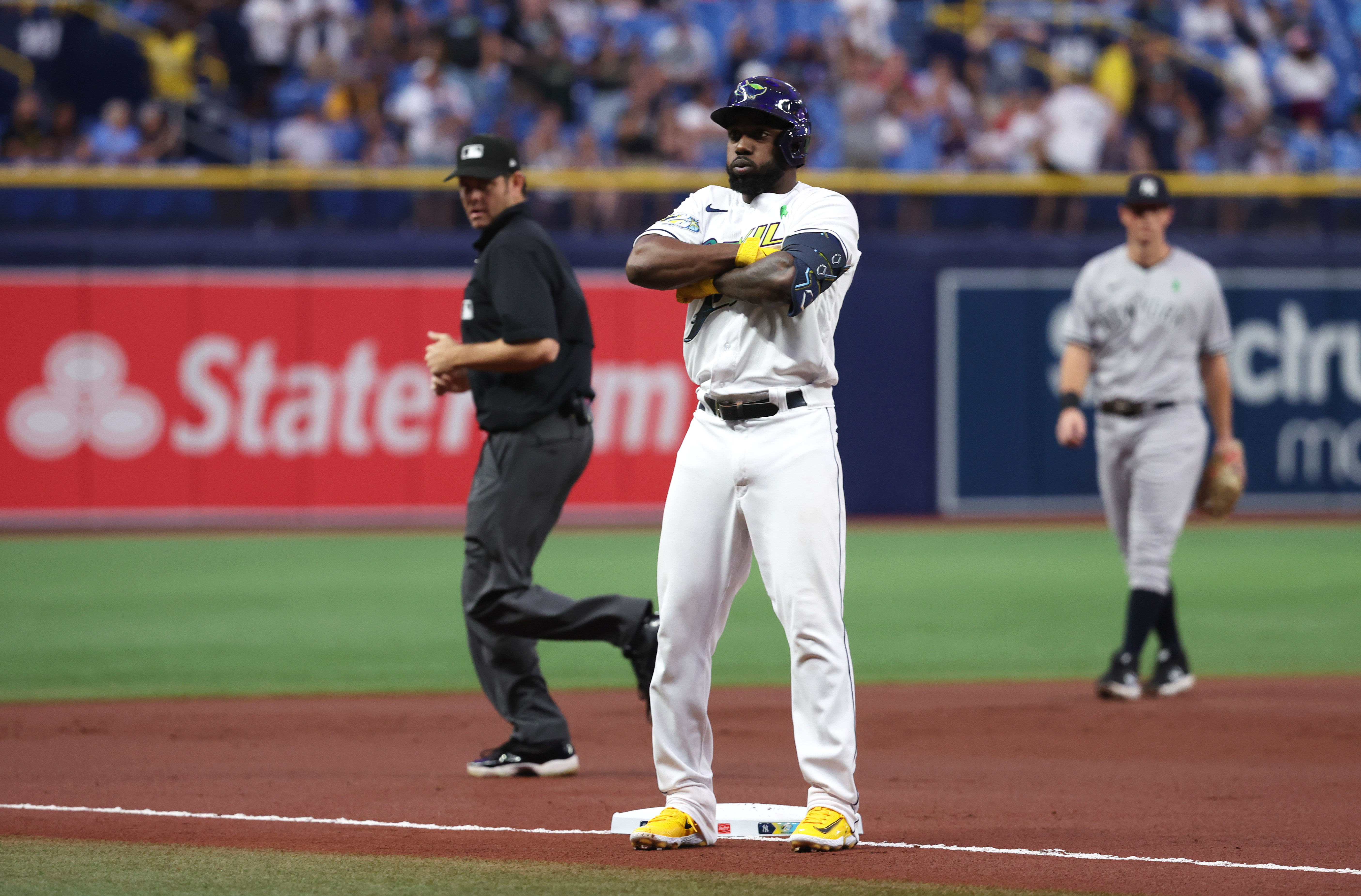 Rays edge Yankees in contentious series opener