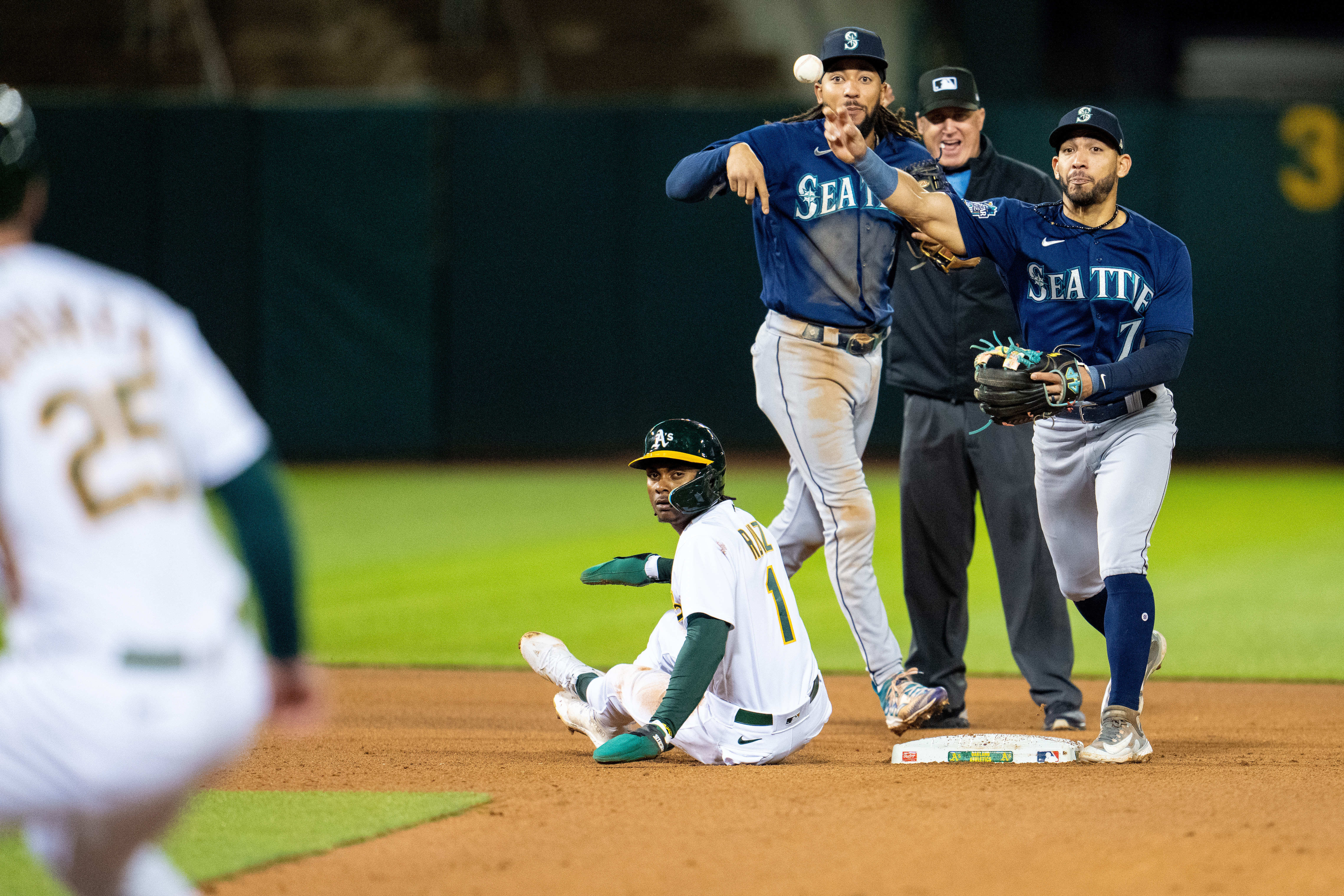 Van Slyke brings intensity to Mariners practice