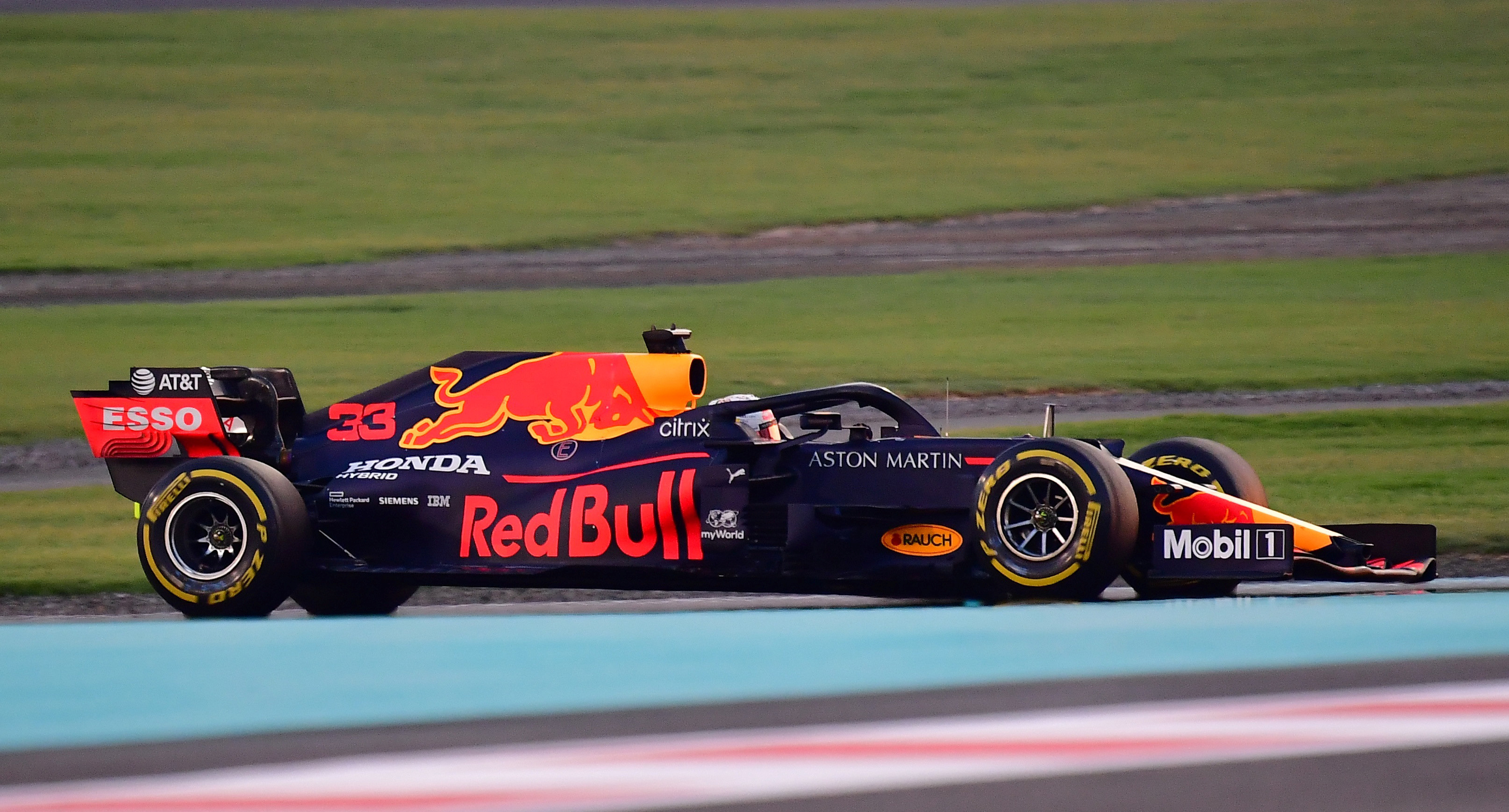 Sammenligne Udflugt firkant Red Bull to build £5 million production hypercar | Reuters
