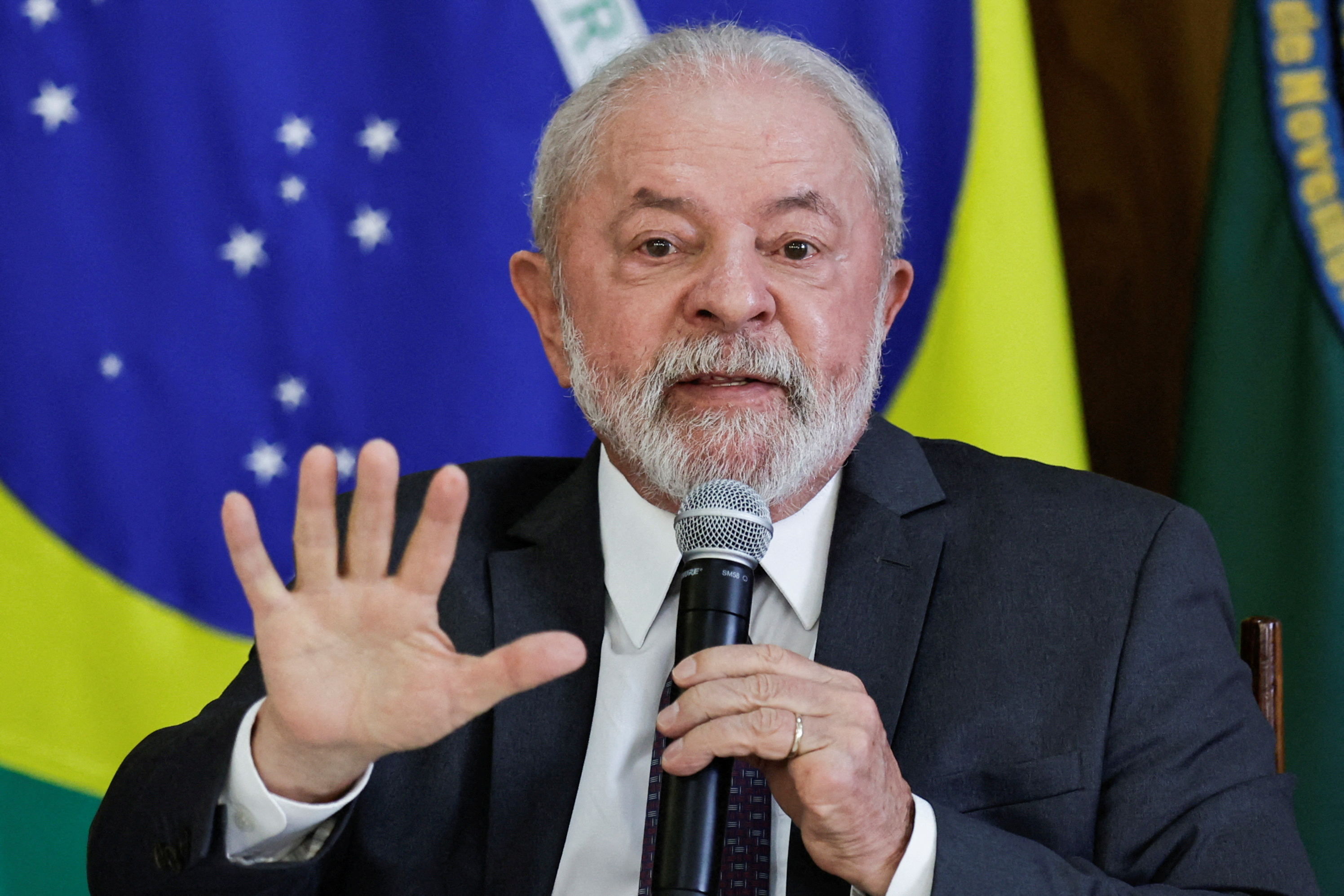 Il presidente brasiliano Luiz Inacio Lula da Silva partecipa a una colazione con i giornalisti a Brasilia