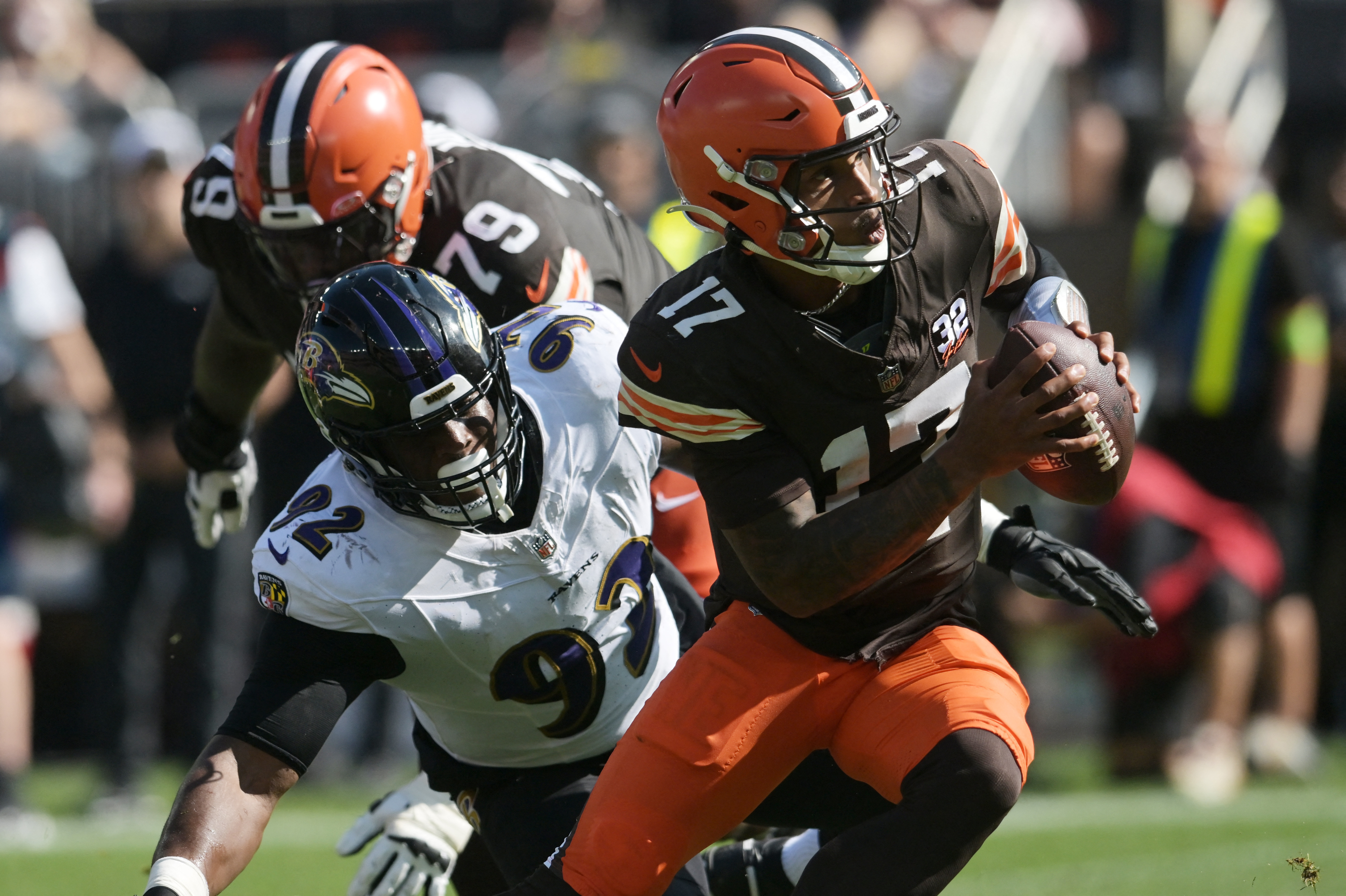 Lamar Jackson helps Ravens dominate Browns