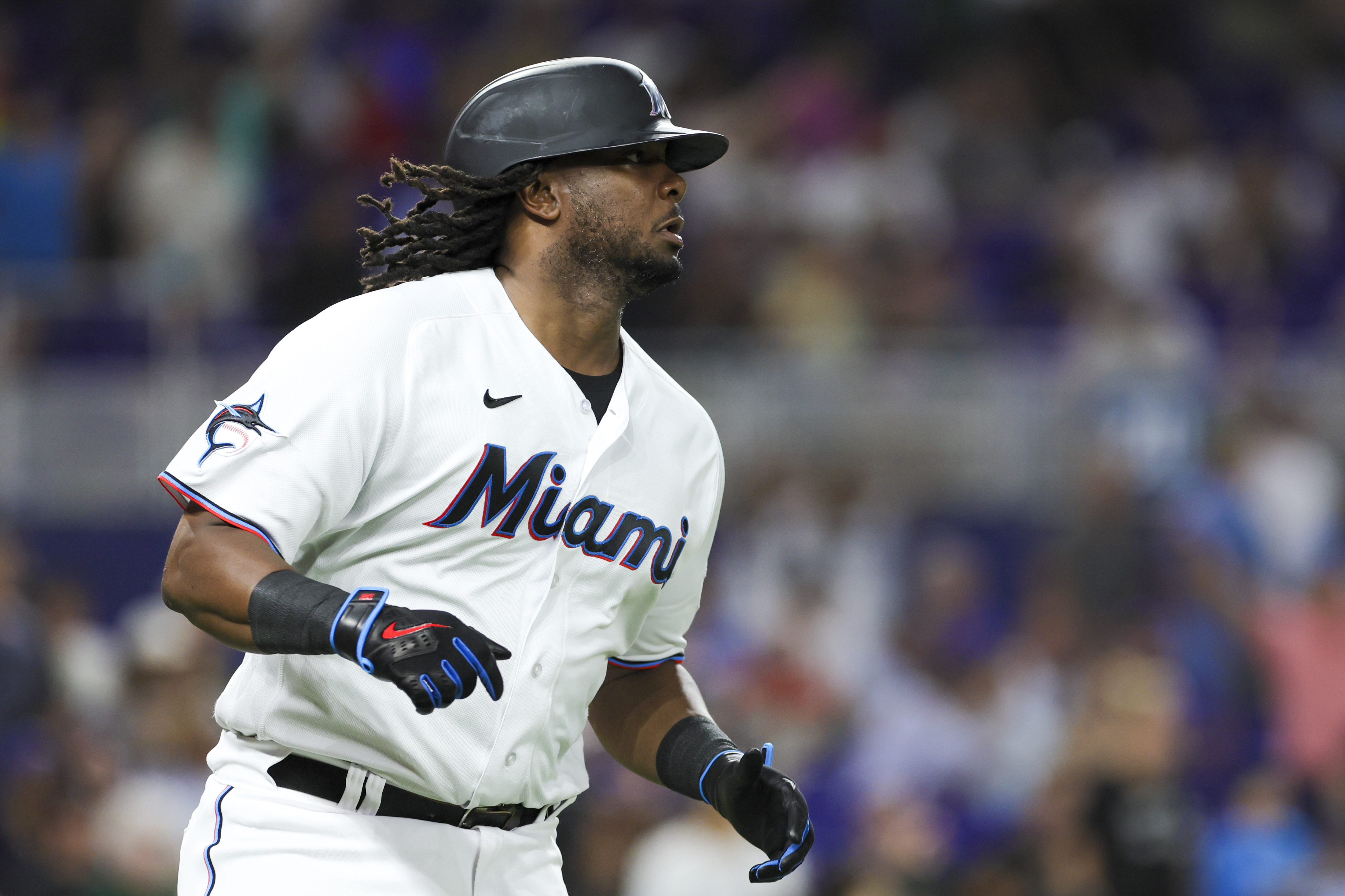 Marlins belt four homers, whip Dodgers in opener