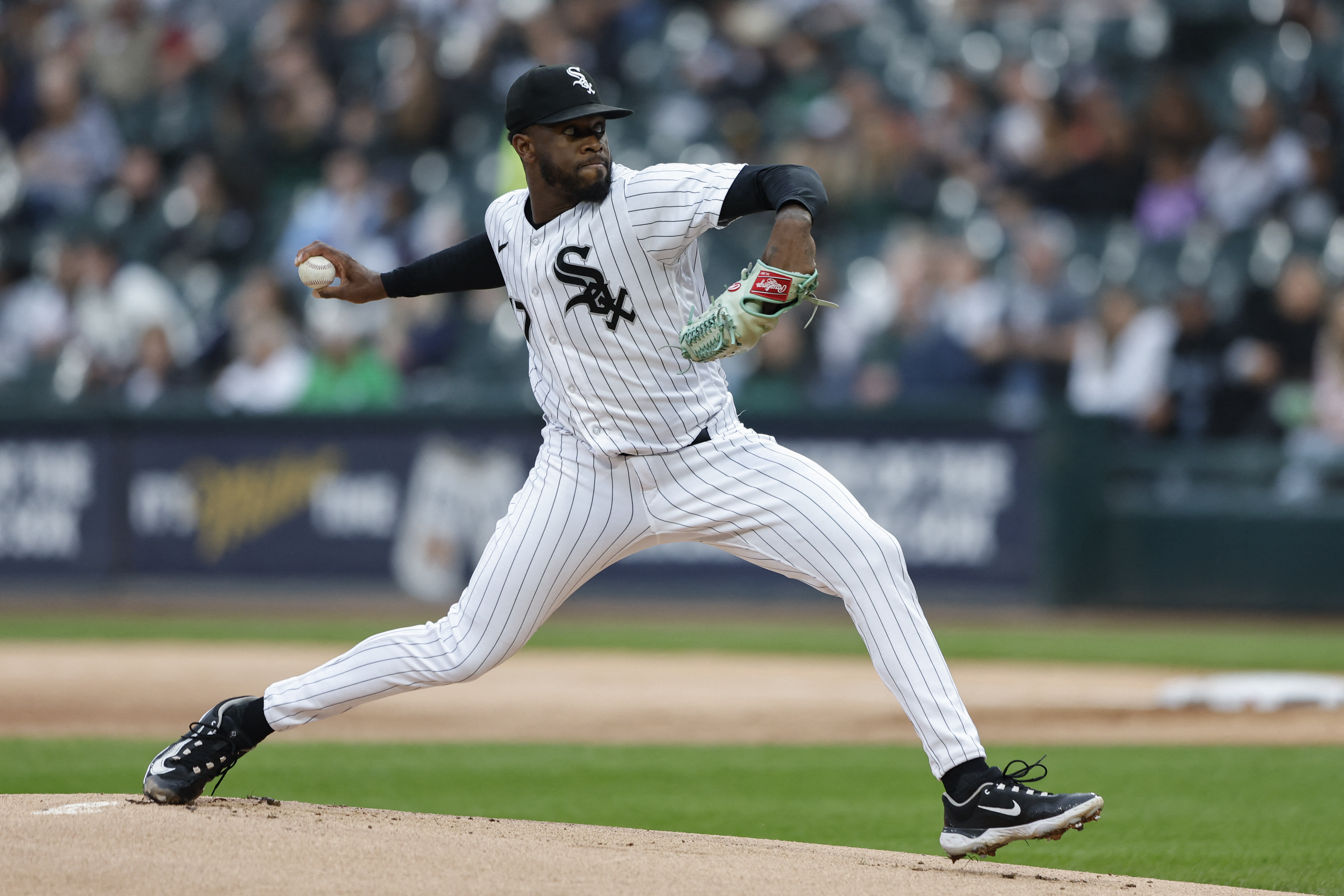 White Sox blast early home runs, hang on to beat Twins 7-6
