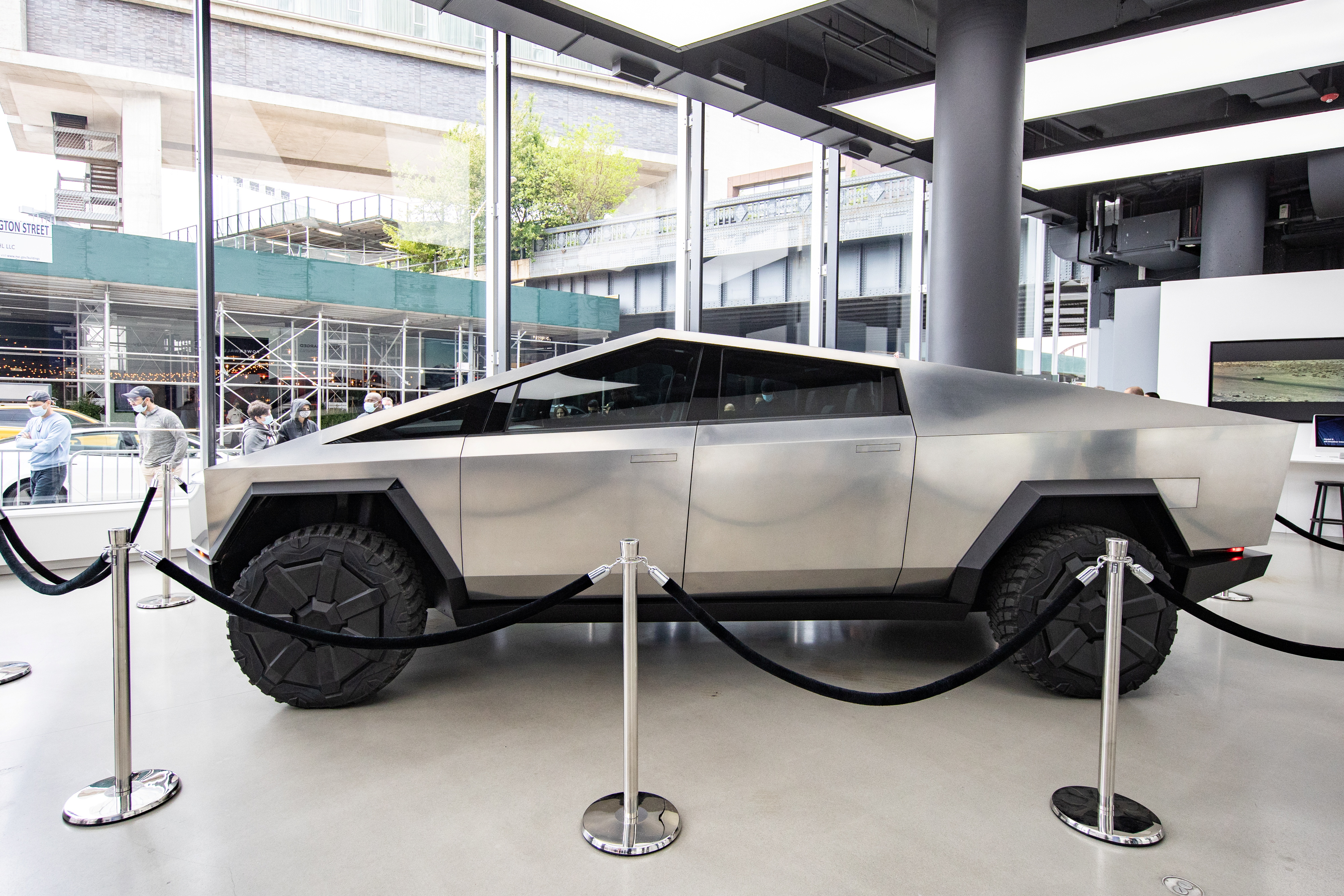 El Cybertruck de Tesla está en exhibición en el Meatpacking District de Manhattan en la ciudad de Nueva York