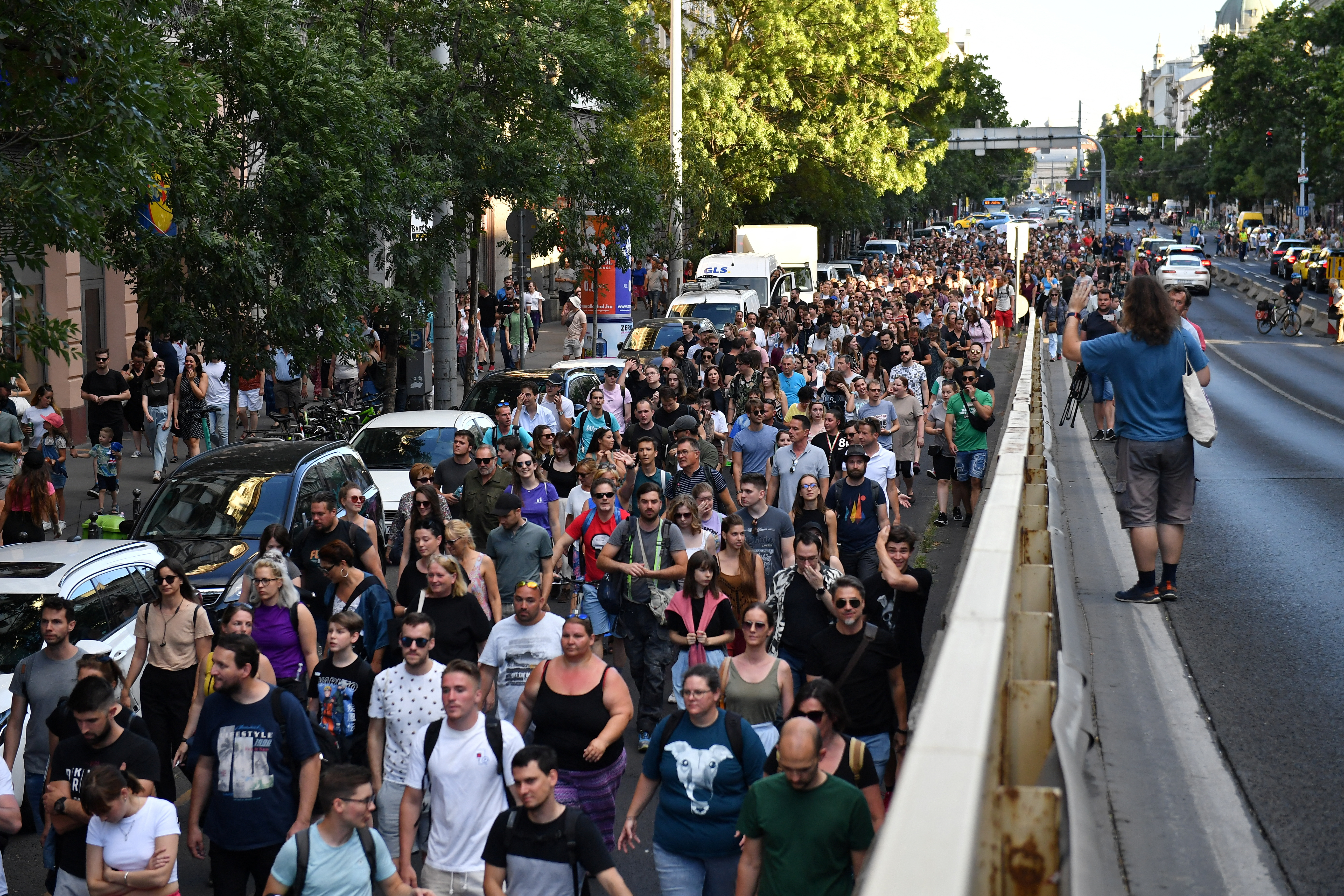 Unkarilaiset protestoivat tiukennettuja pienyritysverosääntöjä vastaan ​​Budapestissa