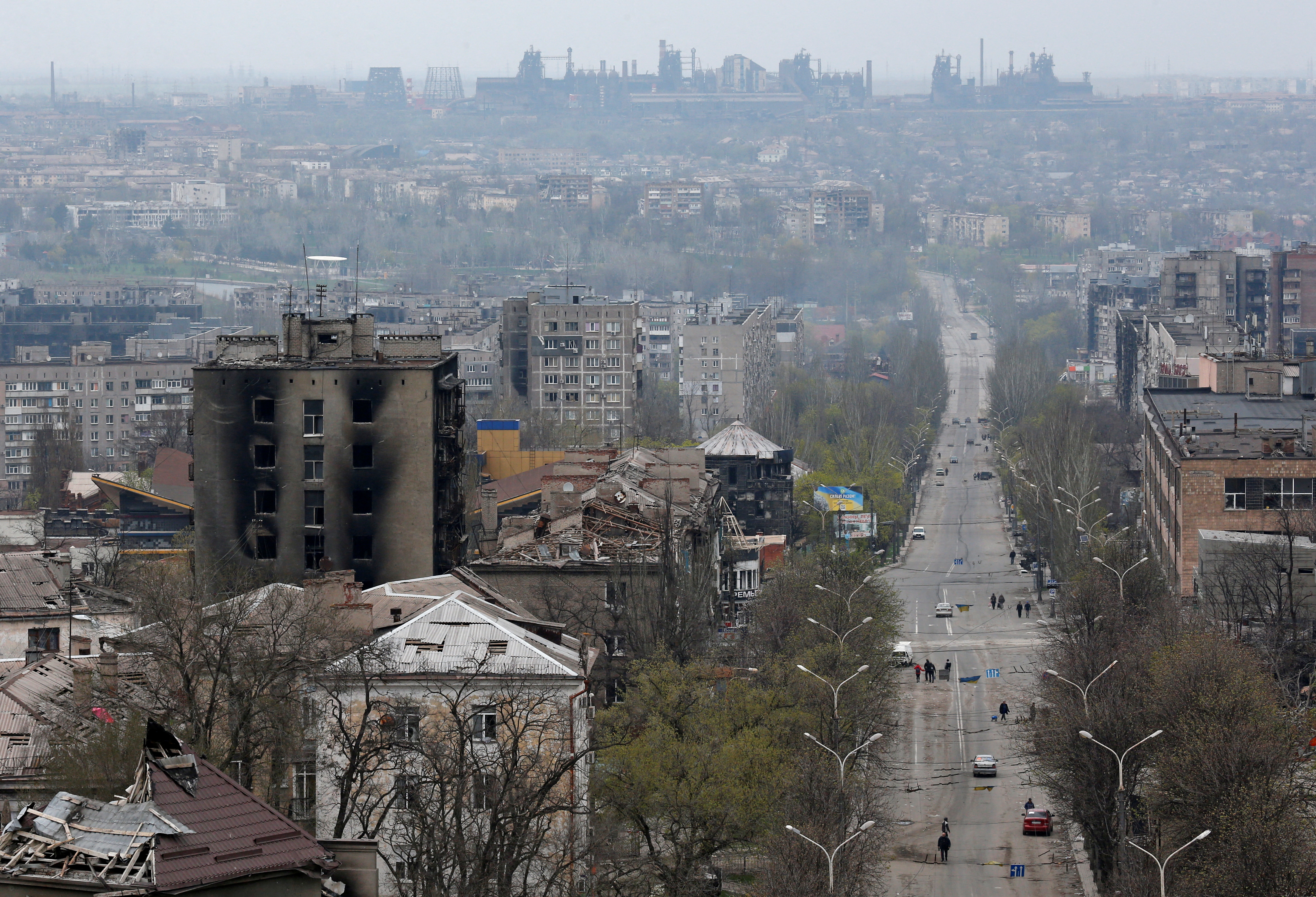 A képen Mariupolban sérült épületek láthatók