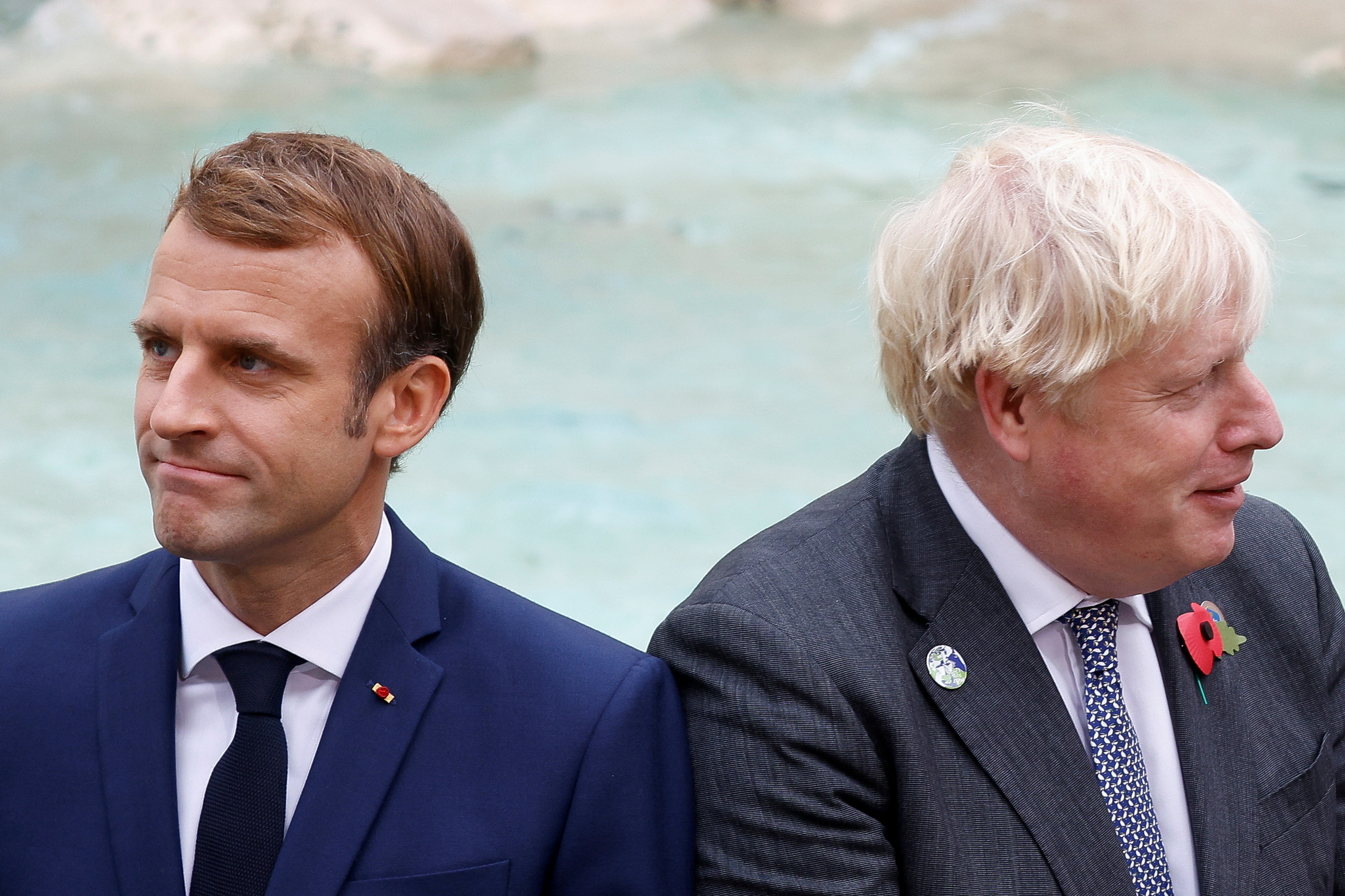 Kryeministri i Britanisë Boris Johnson dhe Presidenti francez Emmanuel Macron shikojnë përpara shatërvanit të Trevit gjatë samitit të G20 në Romë, Itali, 31 tetor 2021. REUTERS/Guglielmo Mangiapane