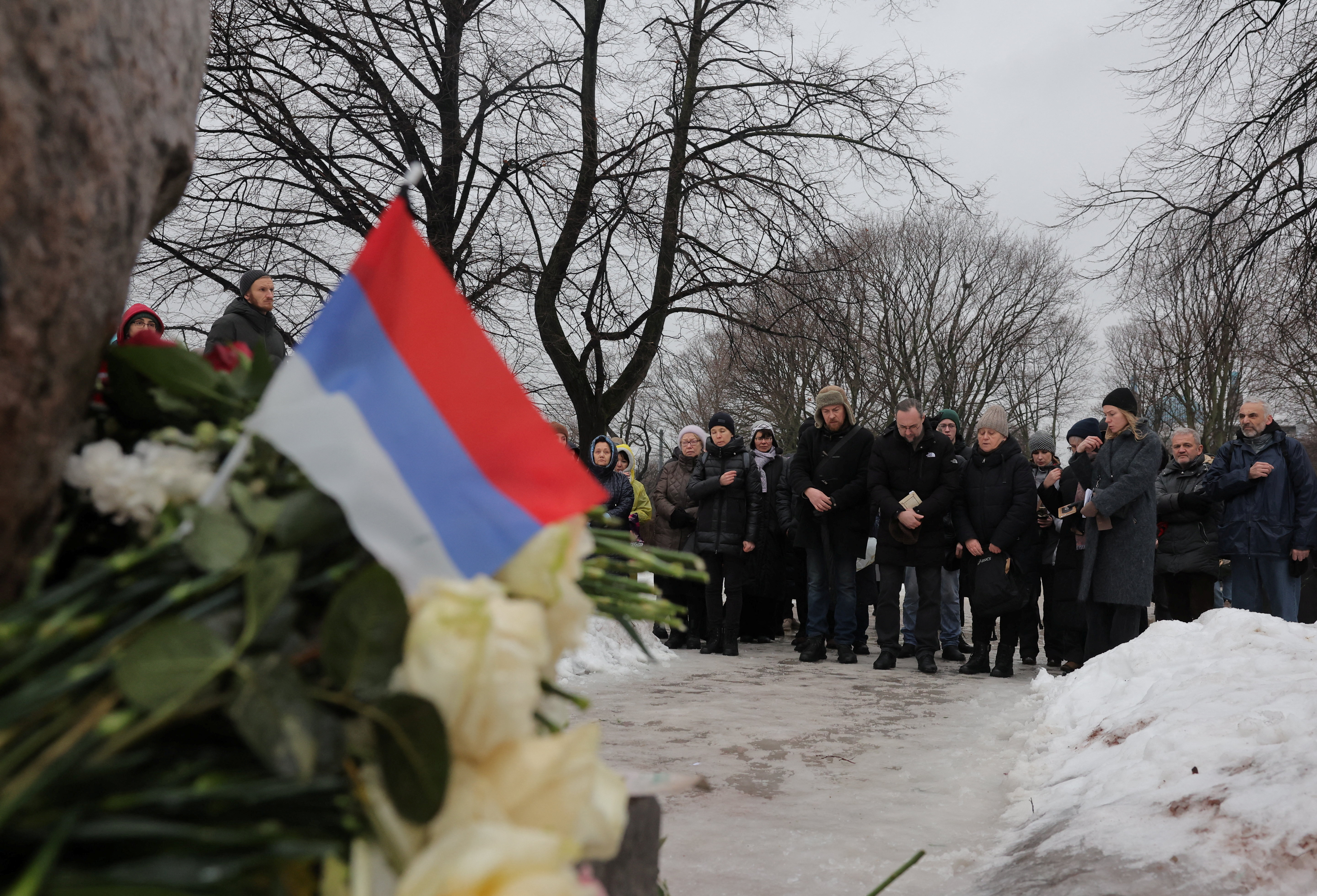 ロシアでナワリヌイ氏追悼の動き、400人以上拘束と人権団体