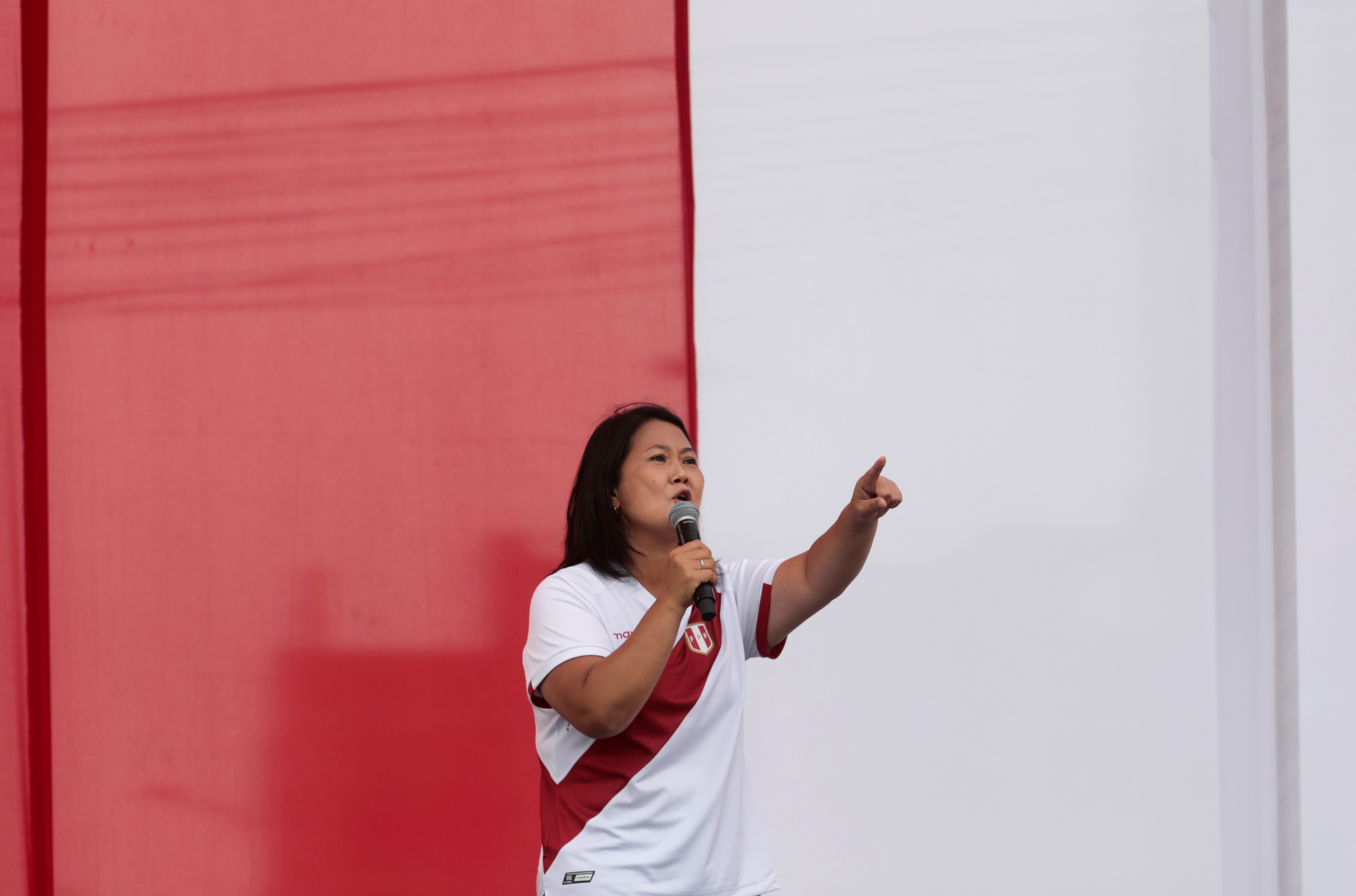 Peru's right-wing candidate Keiko Fujimori, who will face opponent socialist candidate Pedro Castillo in a run-off vote on June 6, addresses supporters in Lima, Peru May 15, 2021. REUTERS/Alessandro Cinque/File Photo