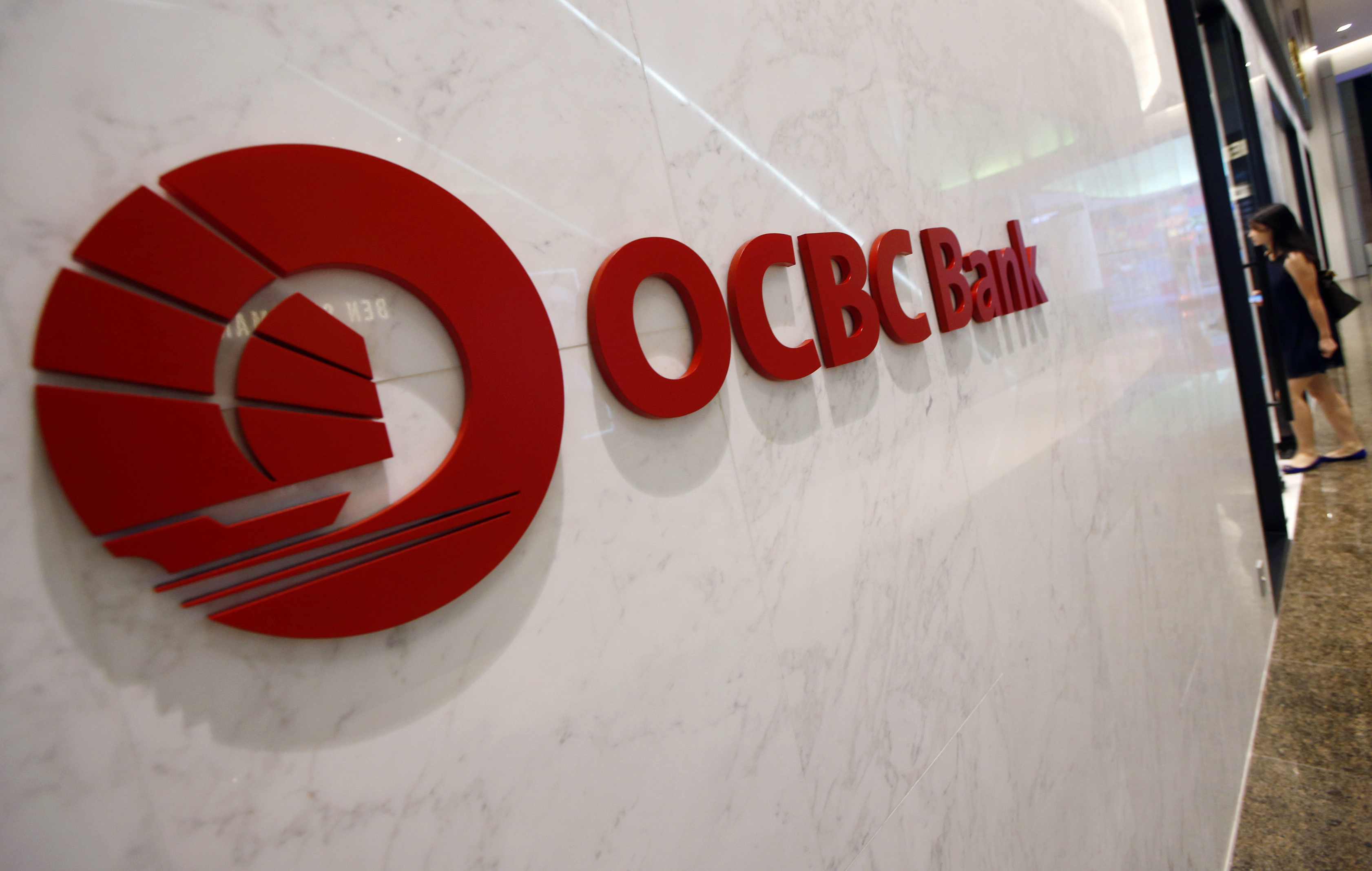 A woman walks into an Oversea-Chinese Banking Corp (OCBC) Premier Banking branch in Singapore February 11, 2015. REUTERS/Edgar Su 