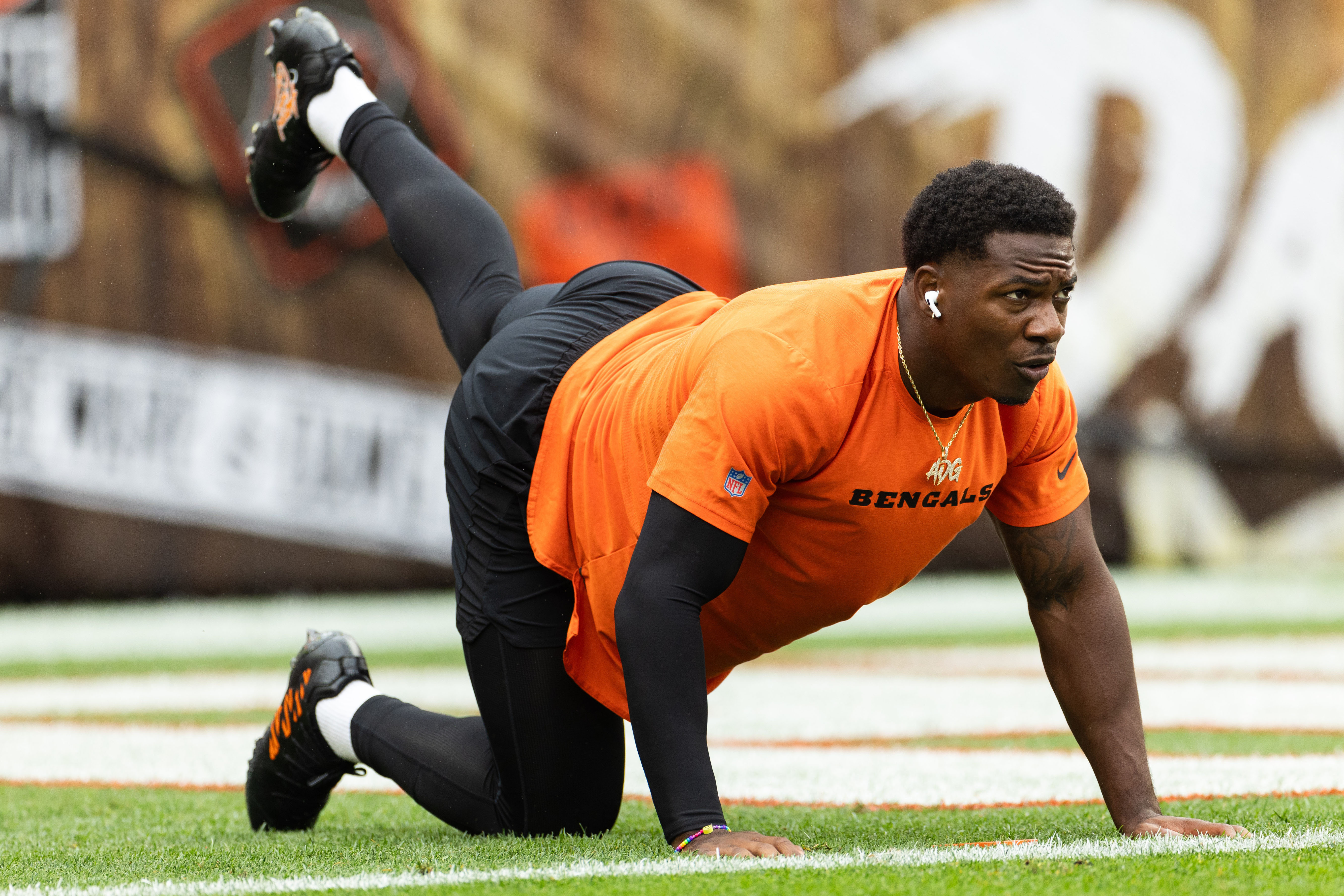 Photo: Browns Deshaun Watson tackled by Bengals Logan Wilson