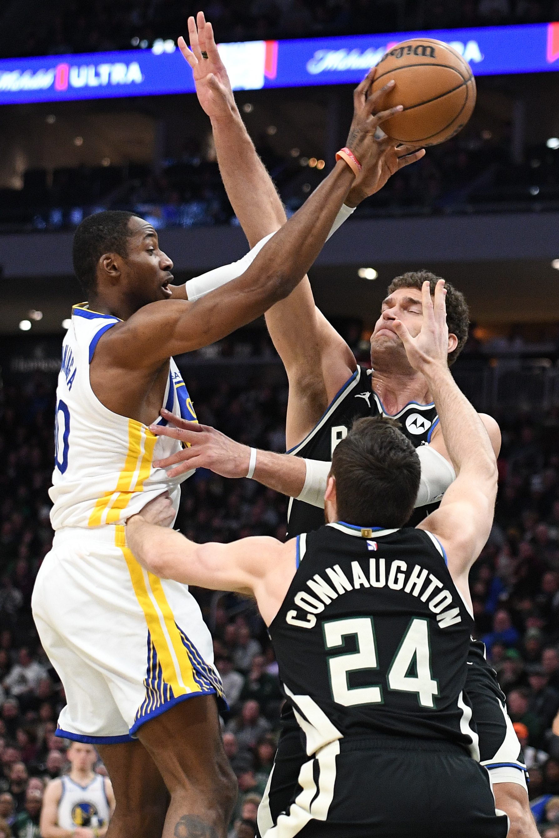 Bucks overpower Curry-less Warriors, 129-118