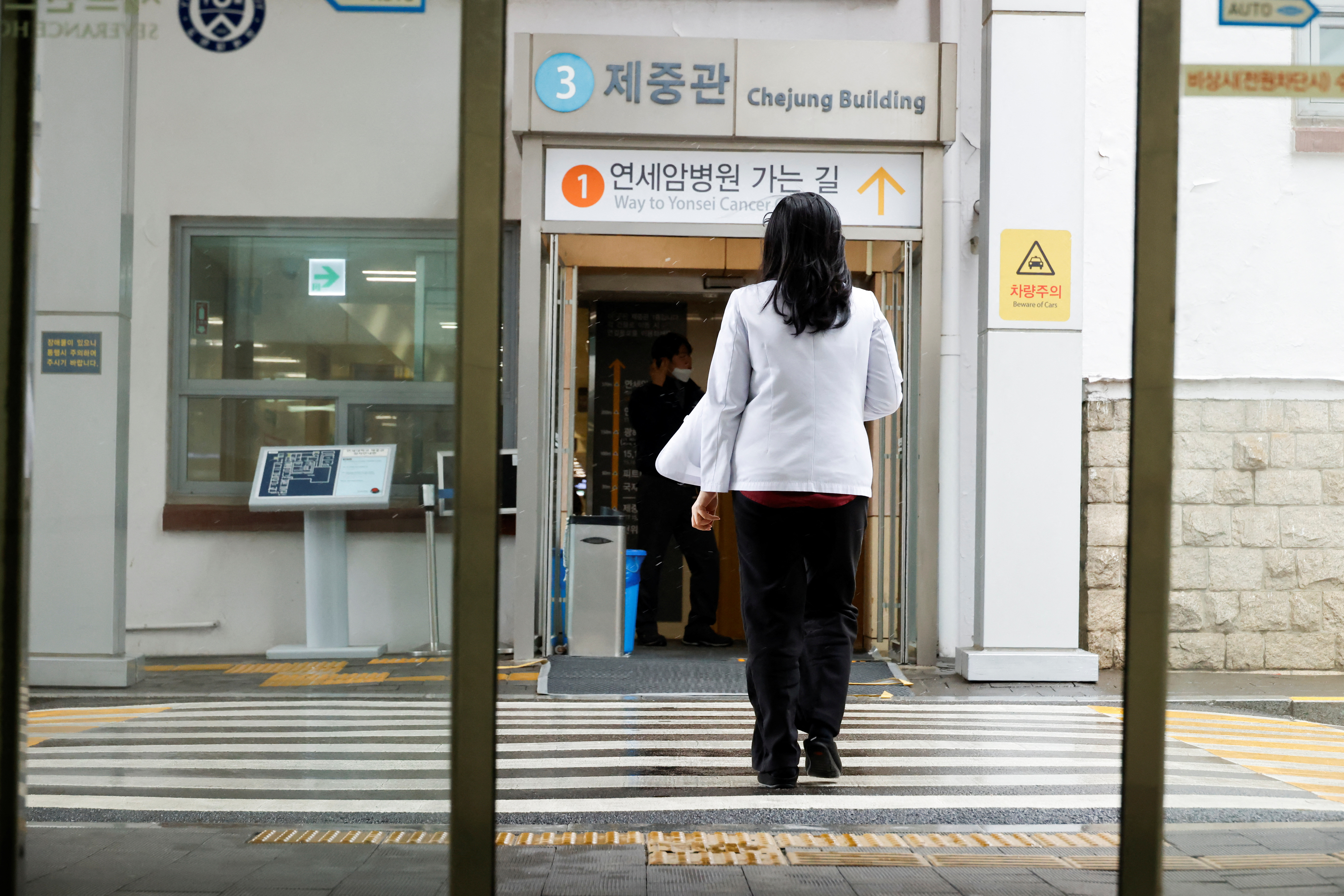 韓国、研修医スト受け看護師の医療処置代行を公認 | ロイター