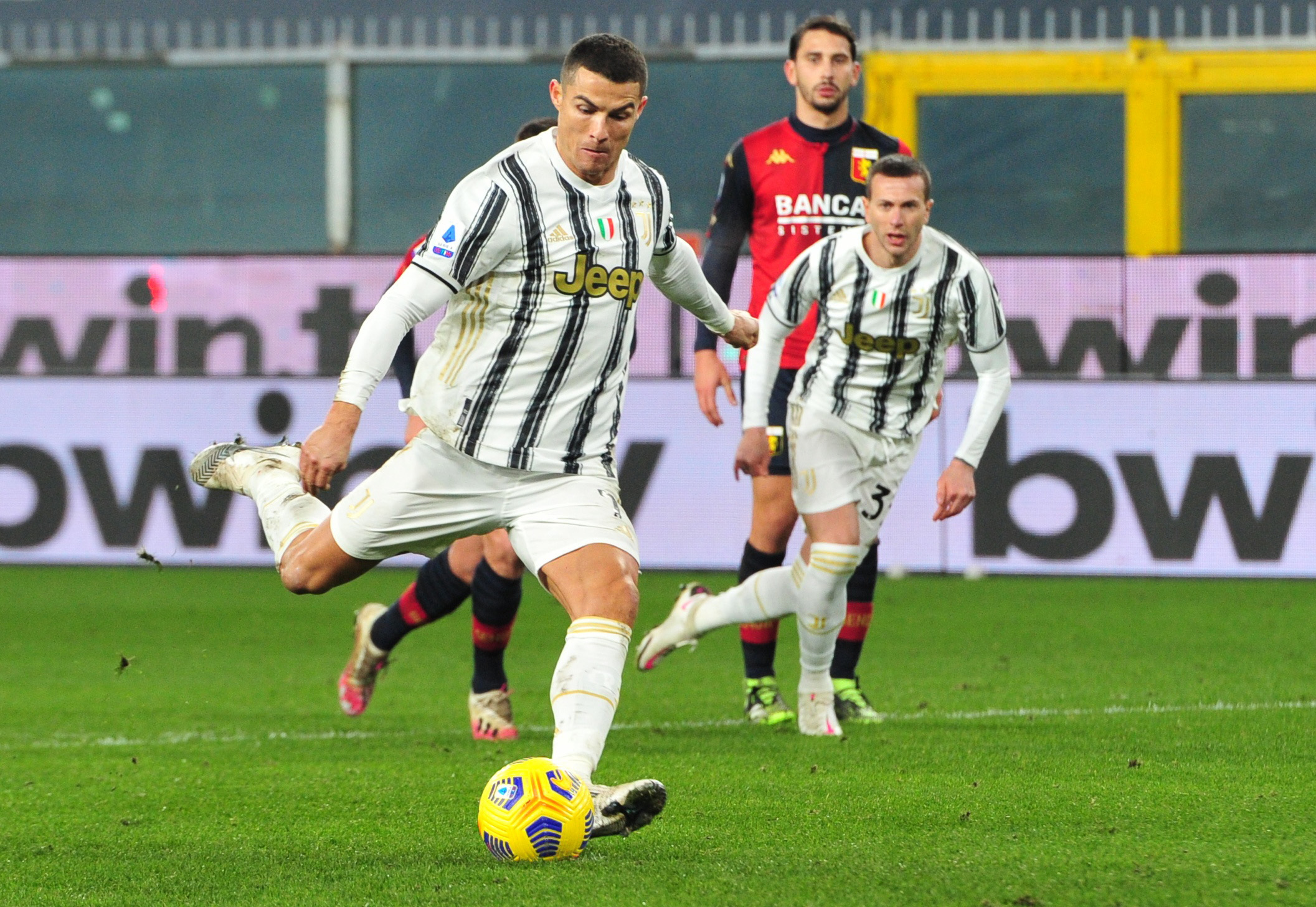 Soccer-Juventus grind out win at Genoa with Ronaldo penalties | Reuters, image size:2113x1456