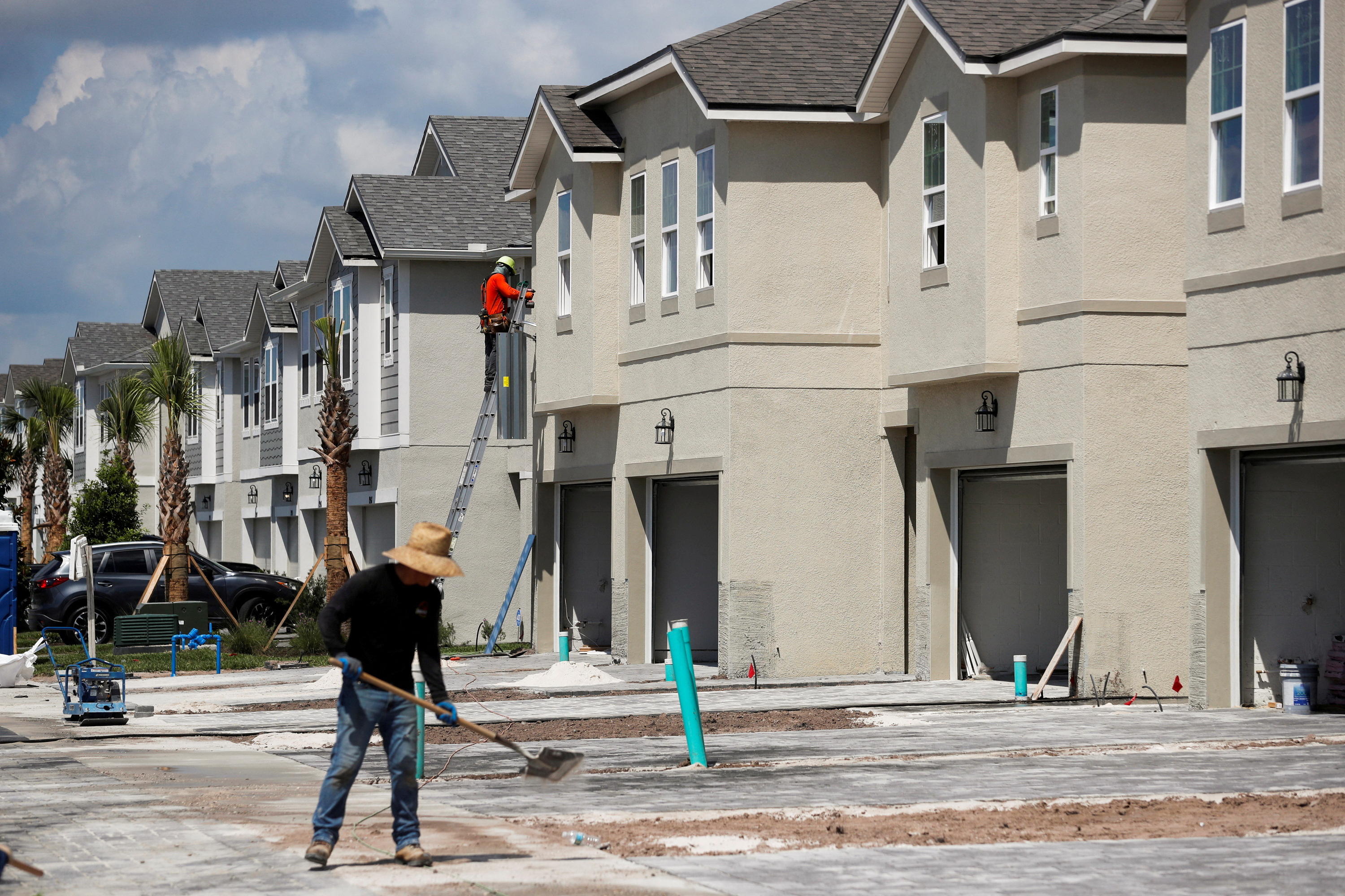 Housing construction in Florida; US mortgage interest rate rising