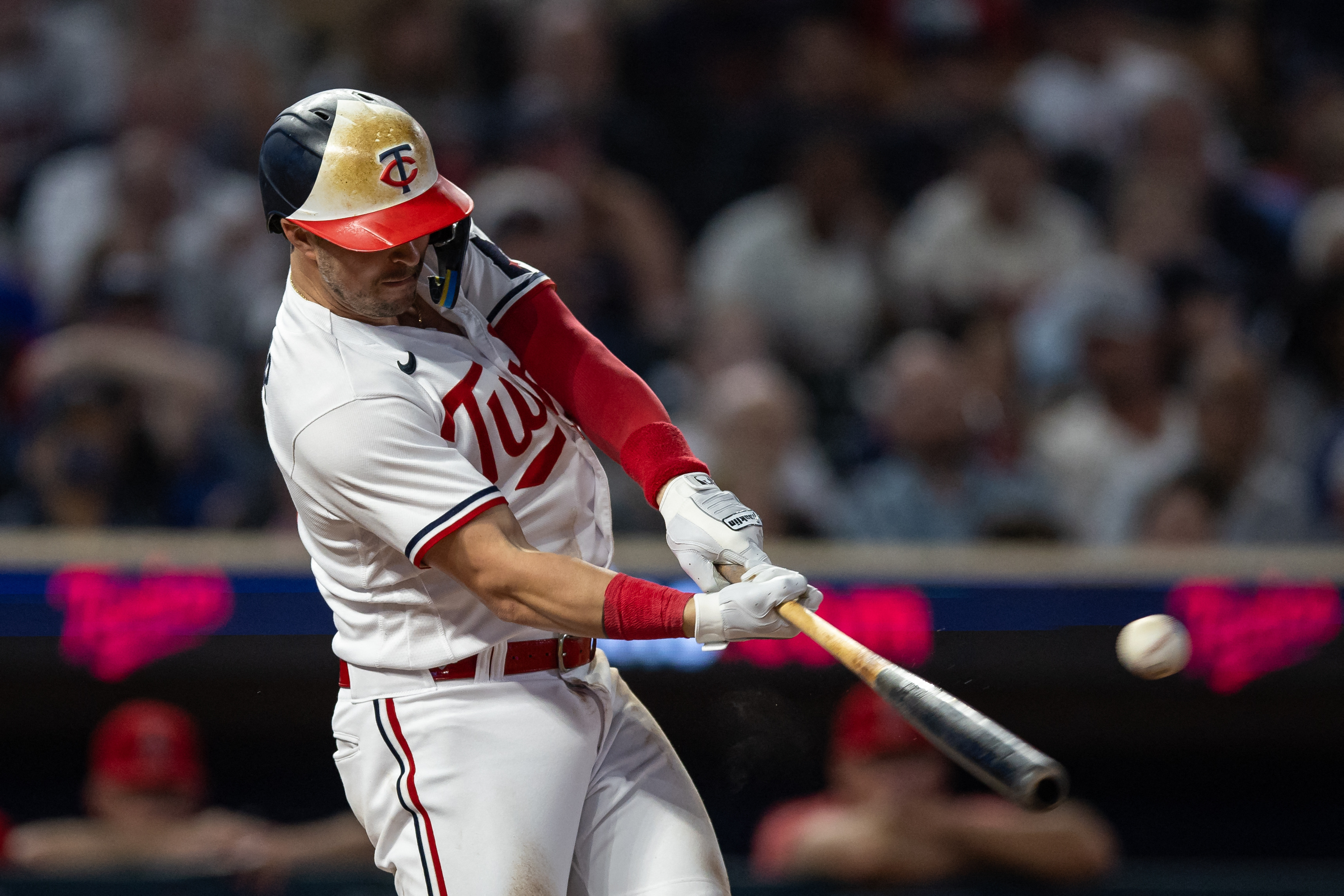 Twins hold on to beat Angels 8-6 and clinch AL Central title