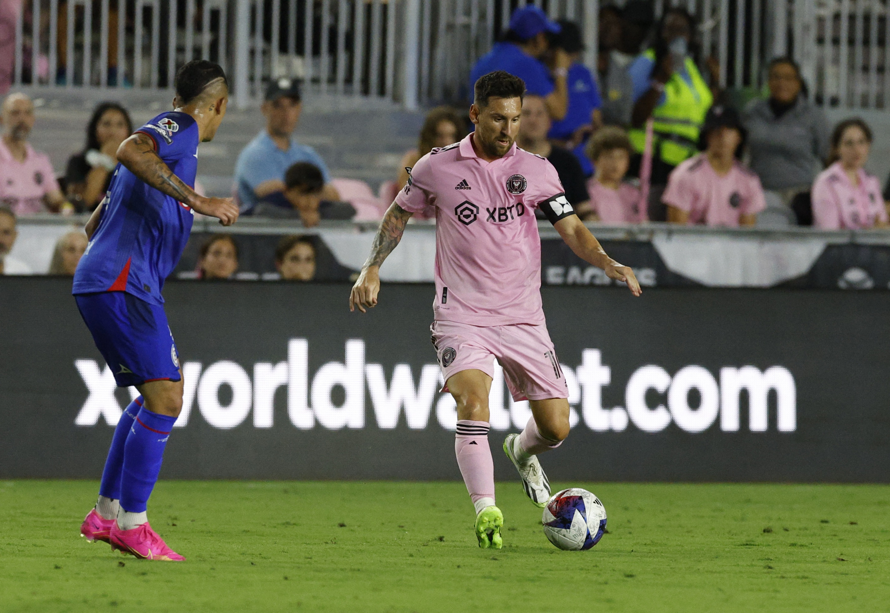 Messi scores stoppage-time winner in Inter Miami debut