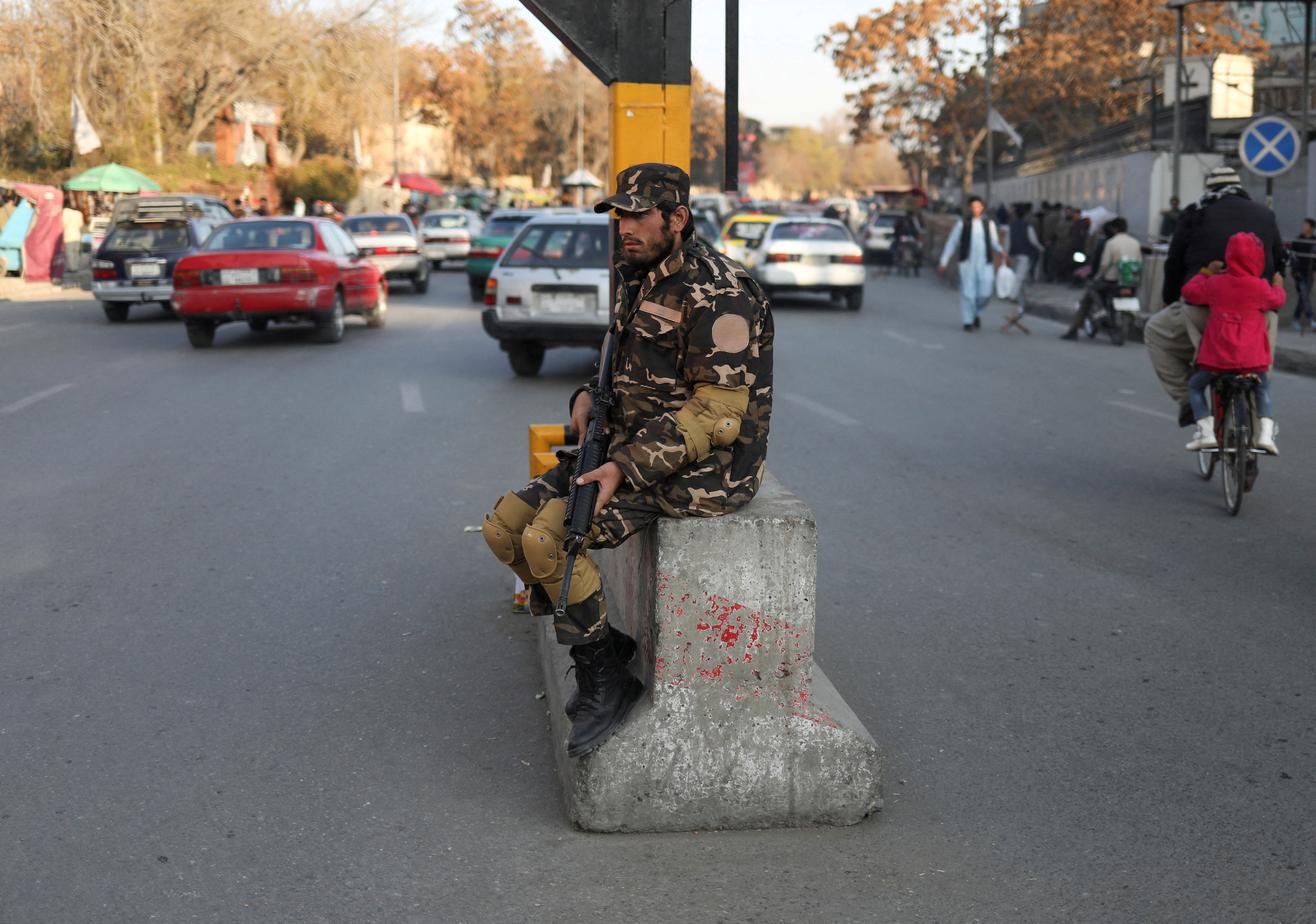A Taliban fighter guards a street in Kabul, Afghanistan November 25, 2021. REUTERS/Ali Khara/