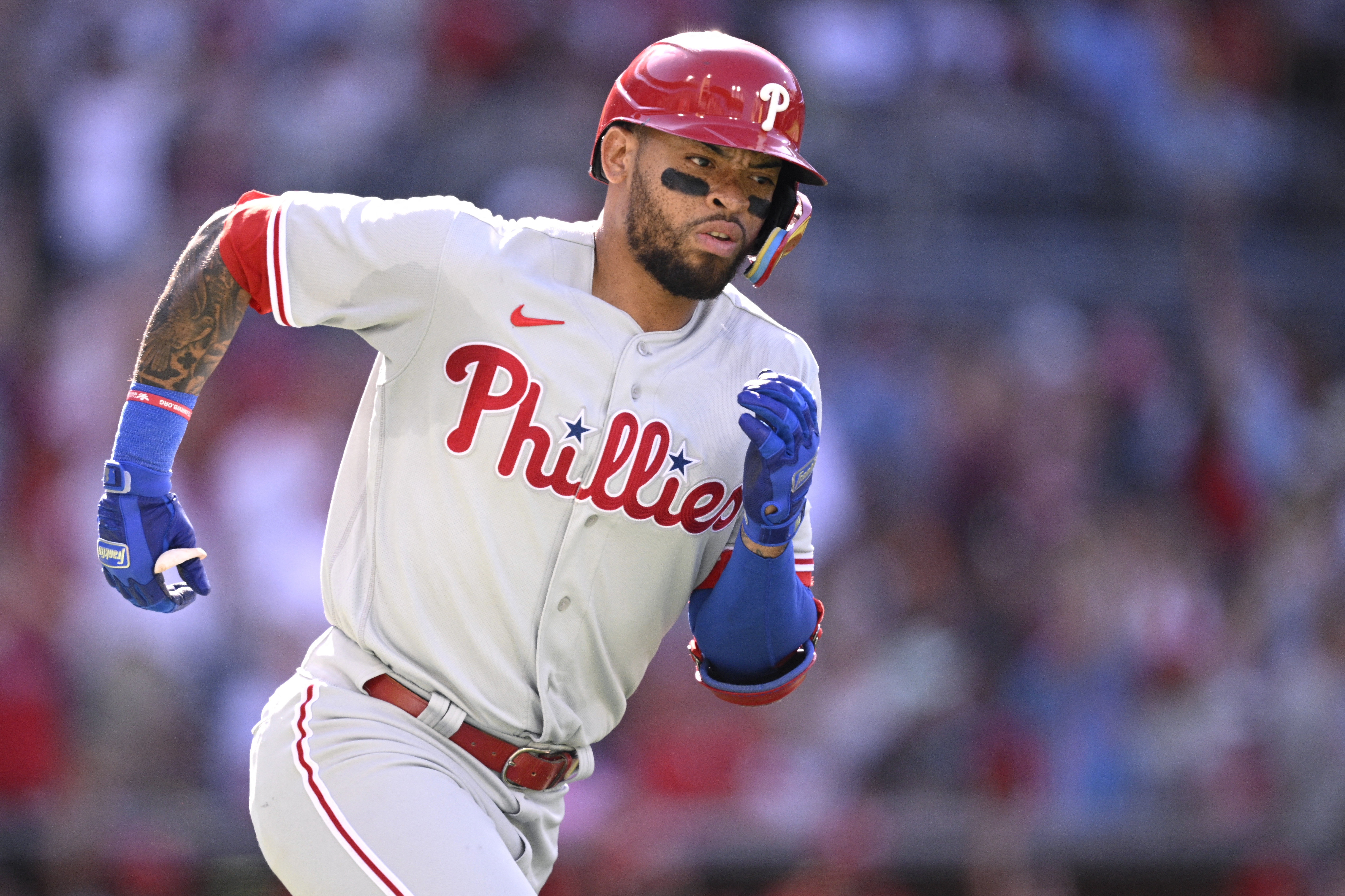 Phillies sweep a pair from Padres