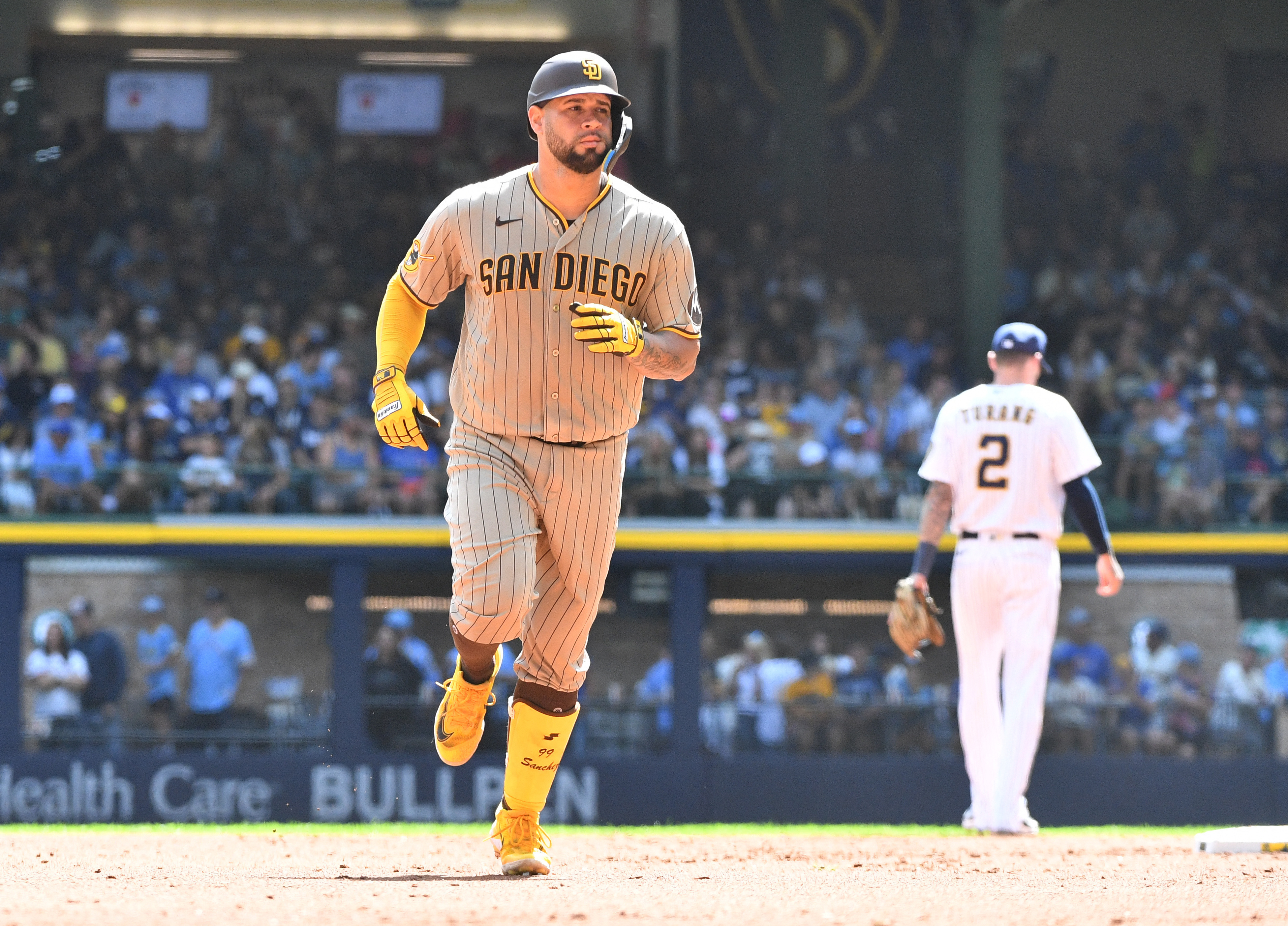 Brewers rally past Padres for eighth straight win