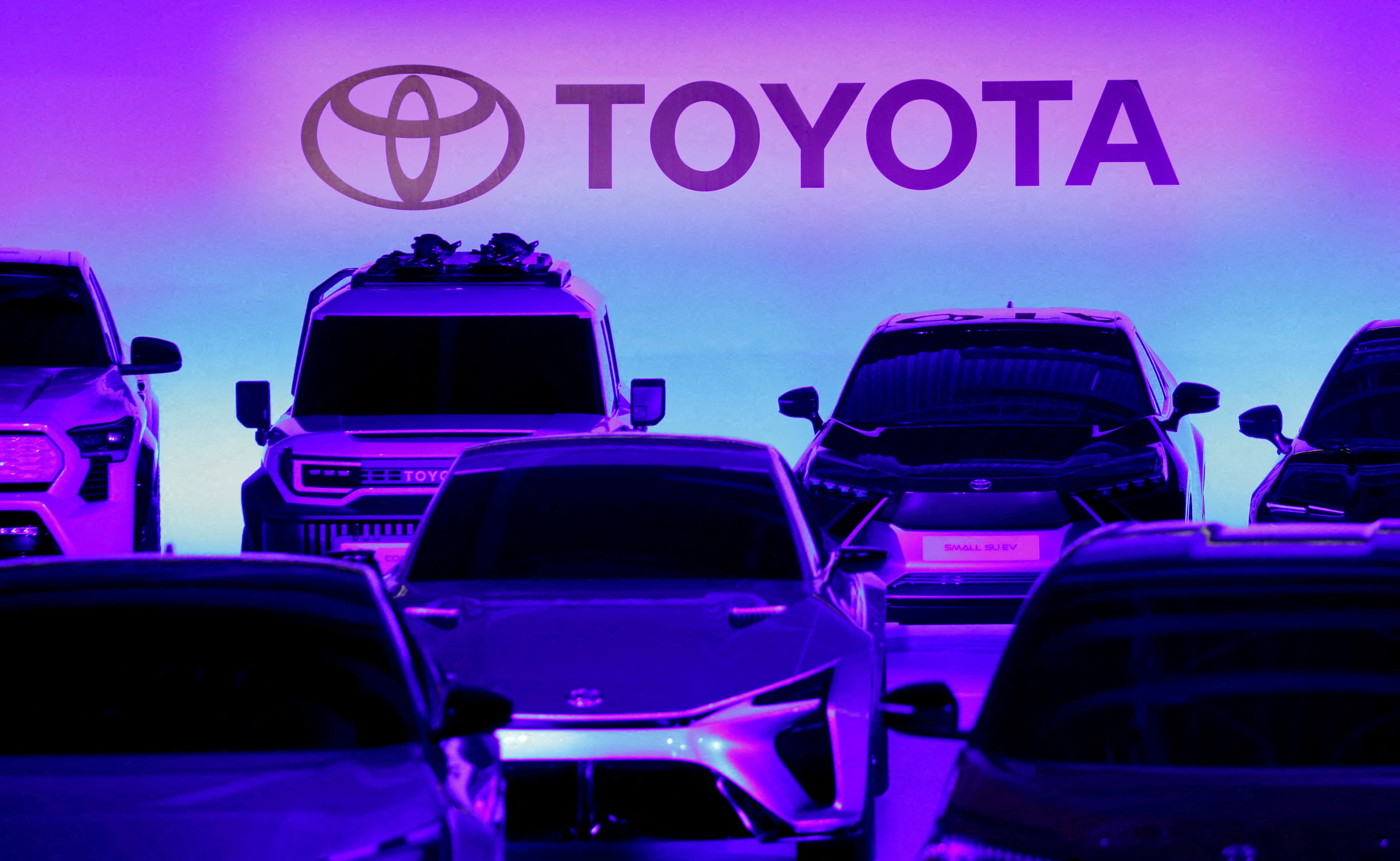 Los autos de Toyota Motor Corporation fueron vistos en la sesión informativa de estrategia de vehículos eléctricos de batería en Tokio