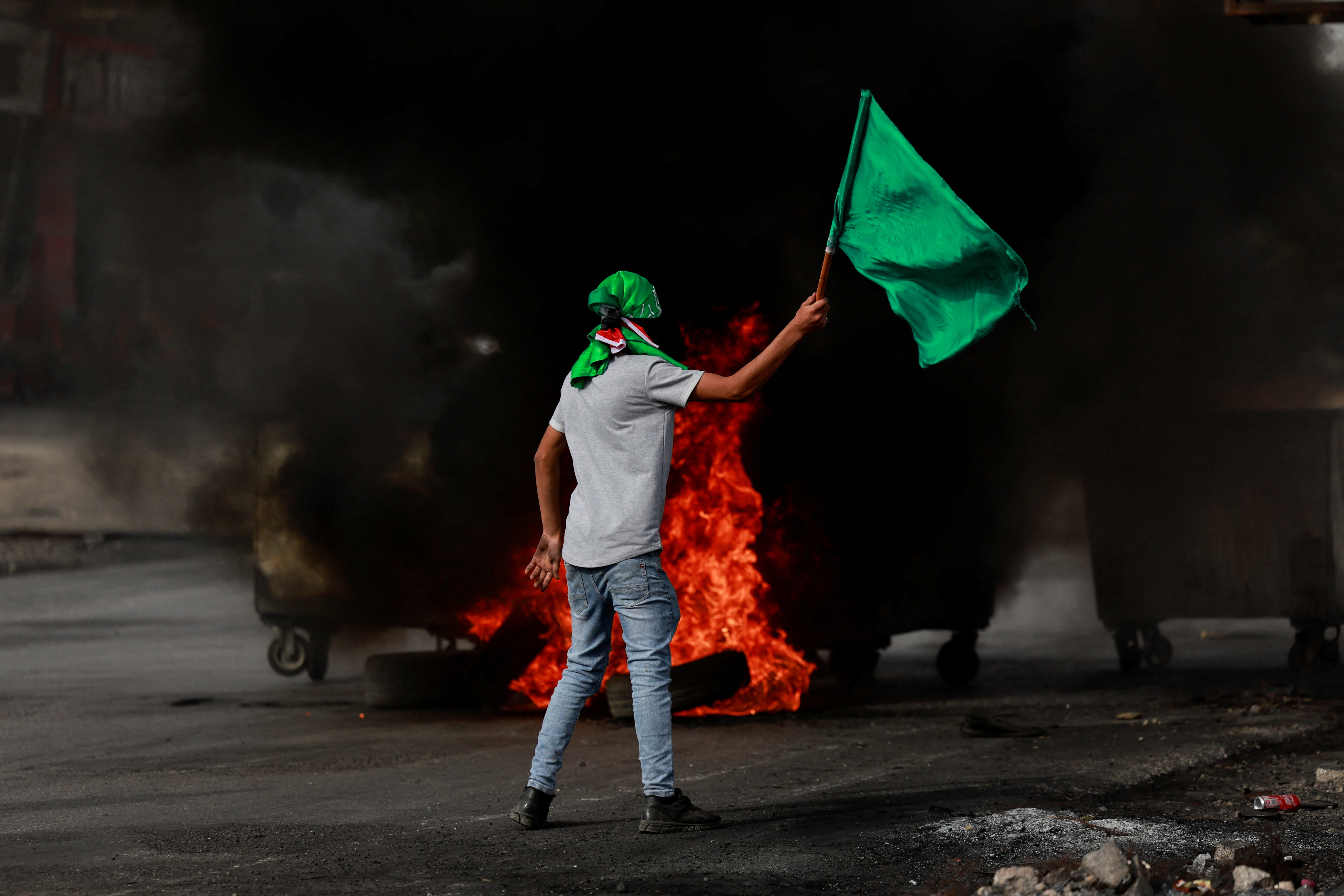 Palestinians clash with Israeli forces, near Ramallah