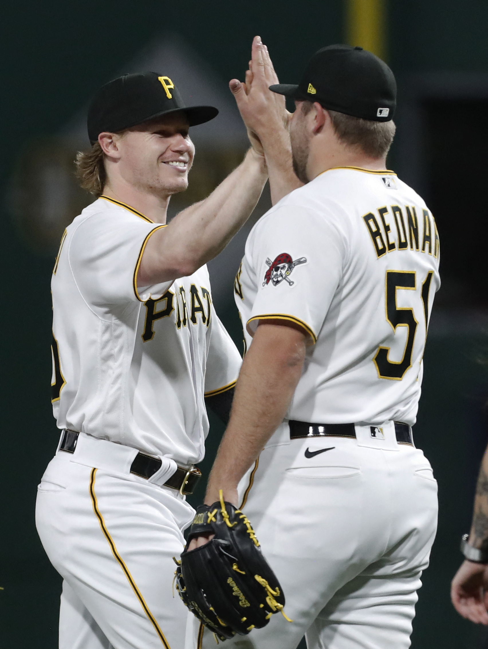 Joe, Suwinski hit back-to-back HRs in Pirates' win over Reds